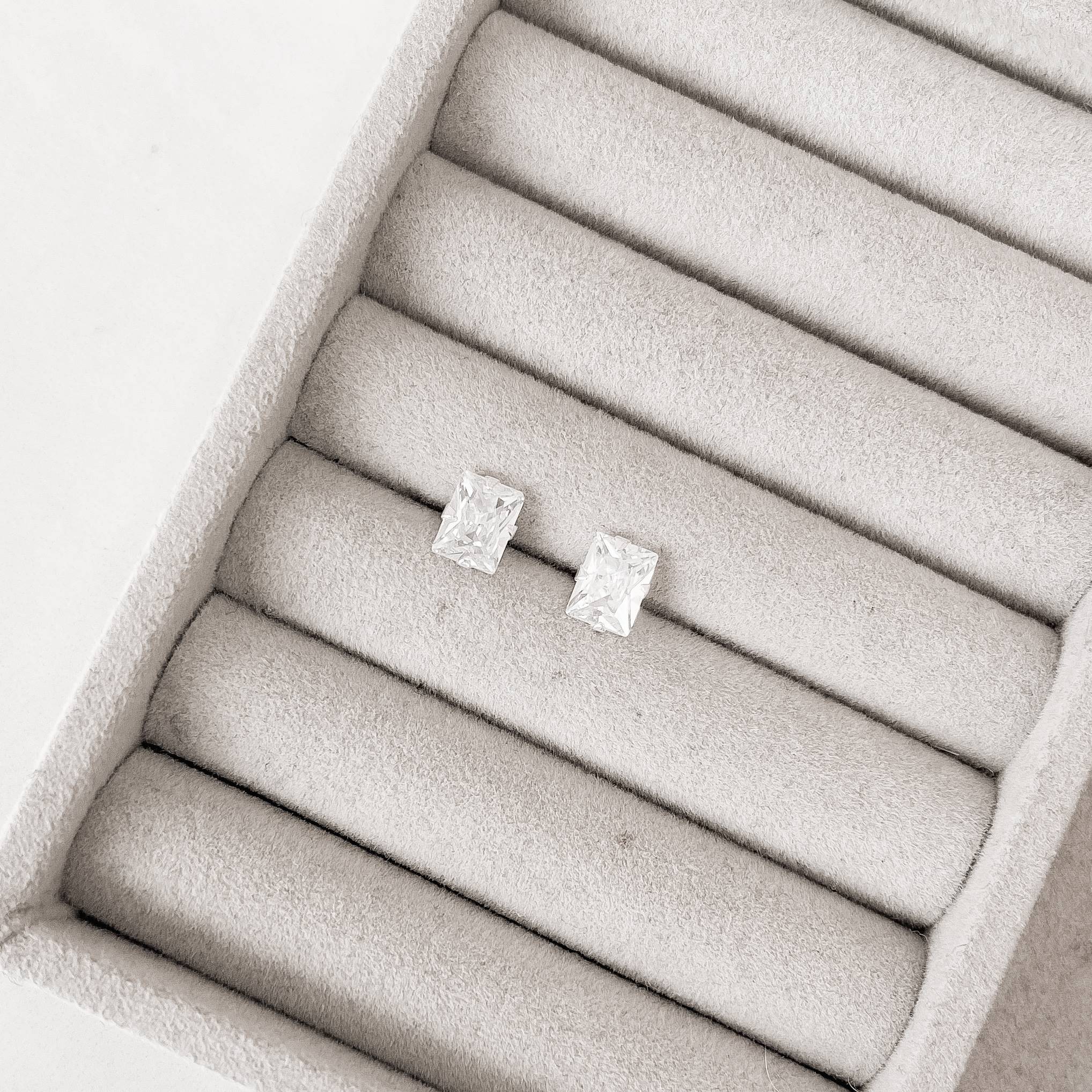 Imagem Secundária Brinco zircônia retangular cristal 8x6mm