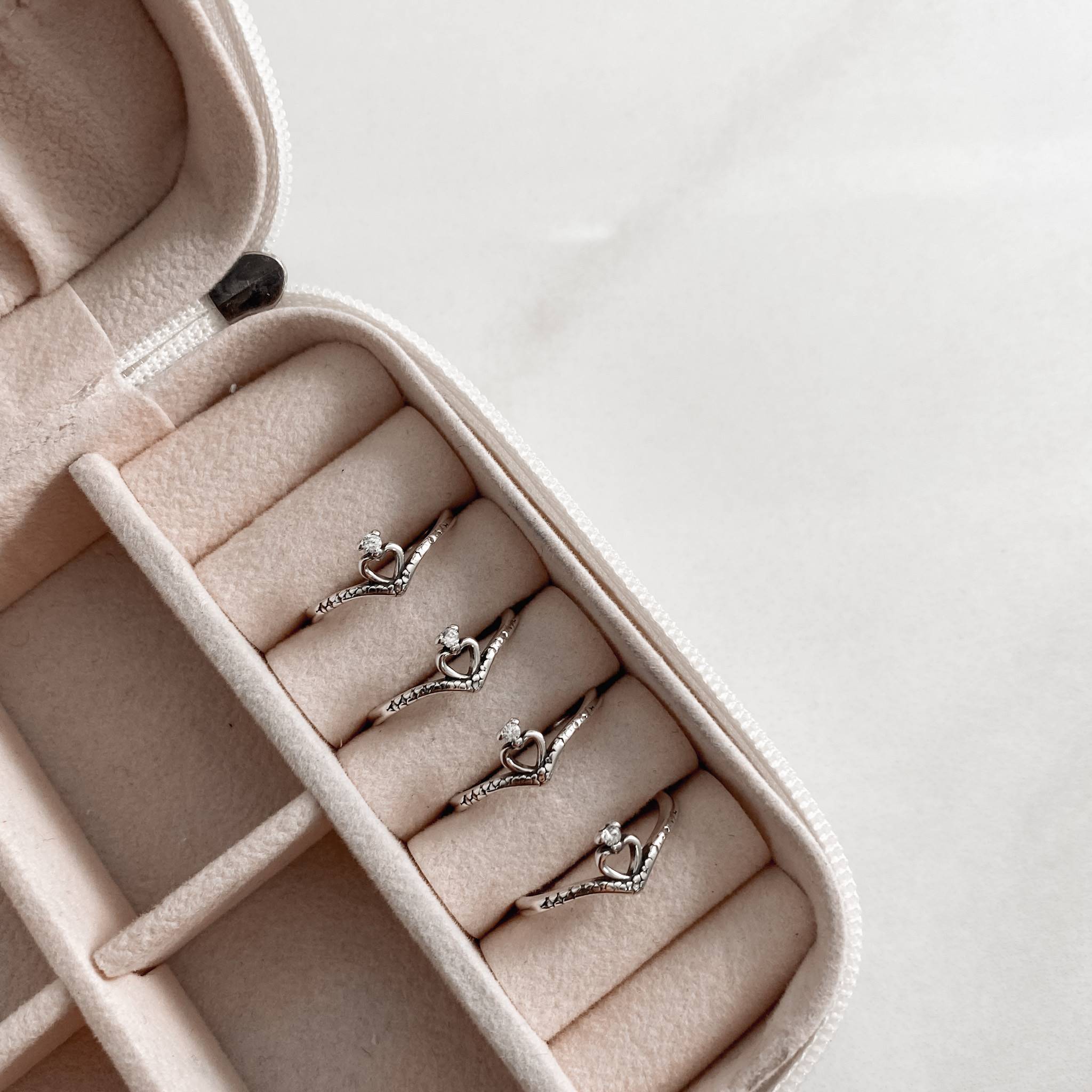 Imagem Secundária Anel V com coração vazado envelhecido