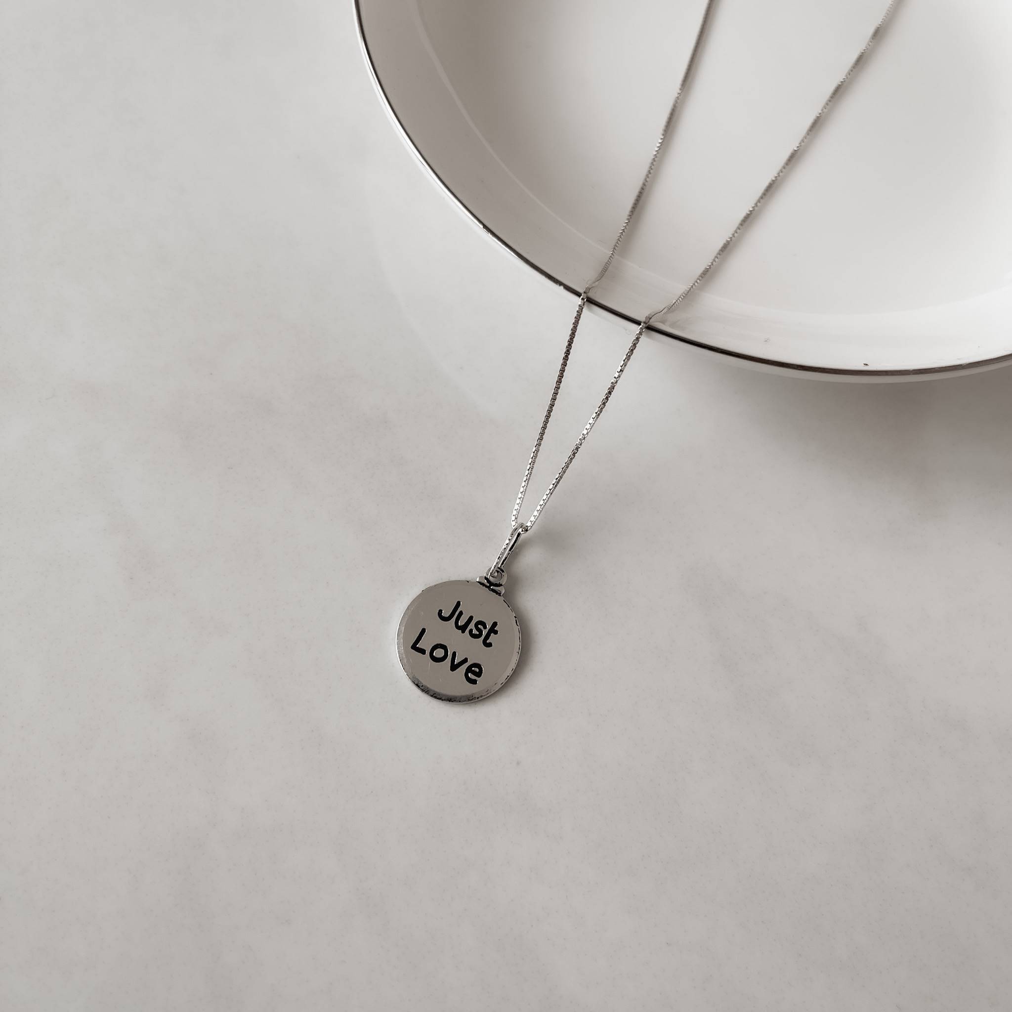 Imagem Colar pingente medalha Just love resina 15mm 45cm