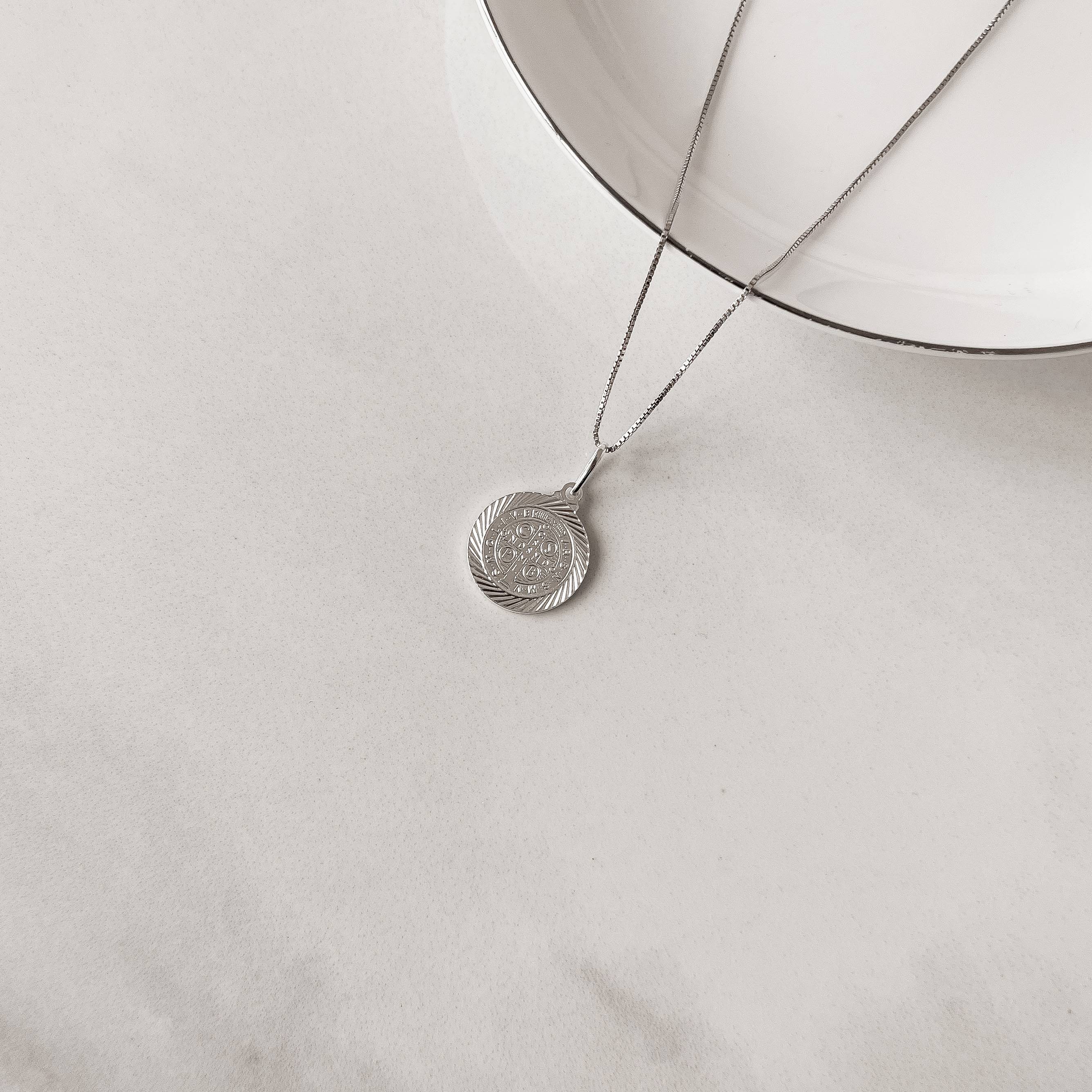 Imagem Secundária Colar pingente medalha São Bento desenhada 18mm 45cm