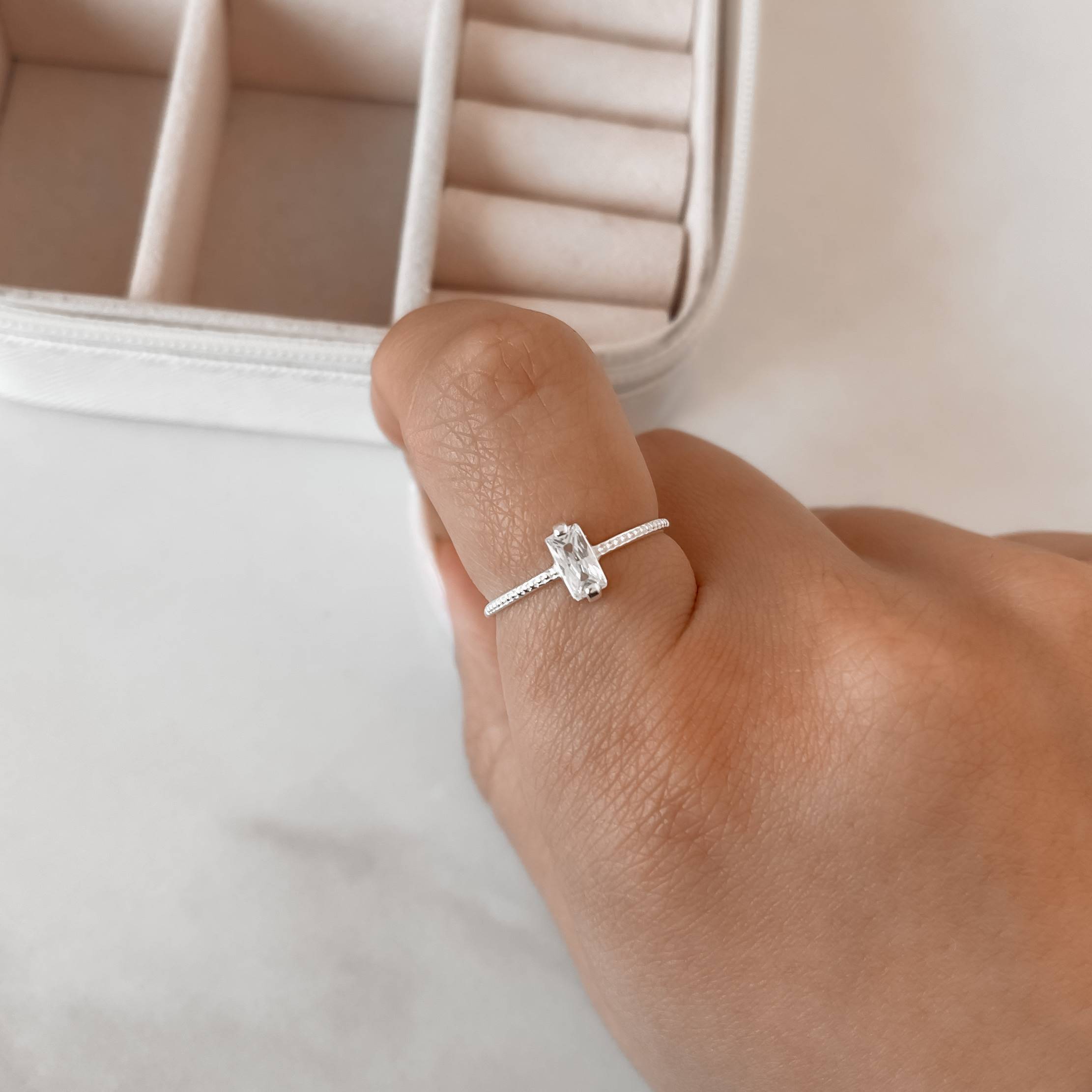 Anel solitário zircônia retangular detalhe bolinhas