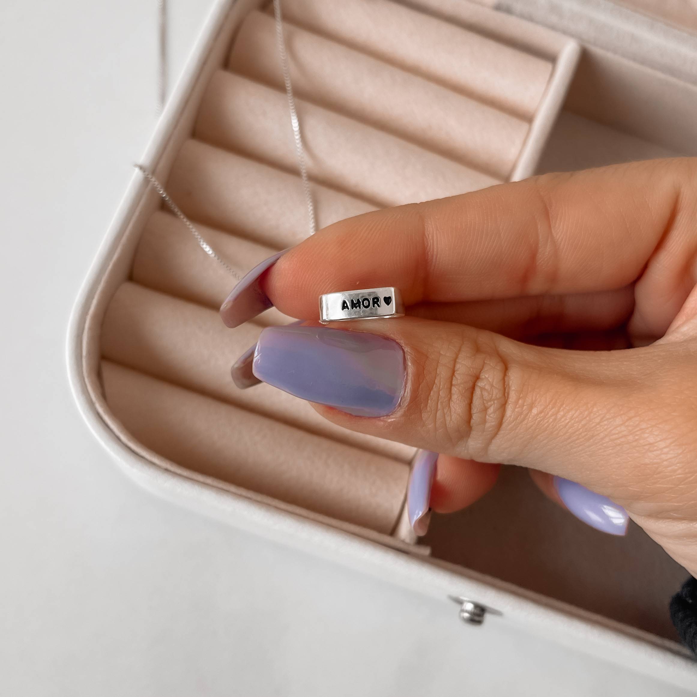 Imagem Colar coração vazado escrito amor resina 11mm 45cm