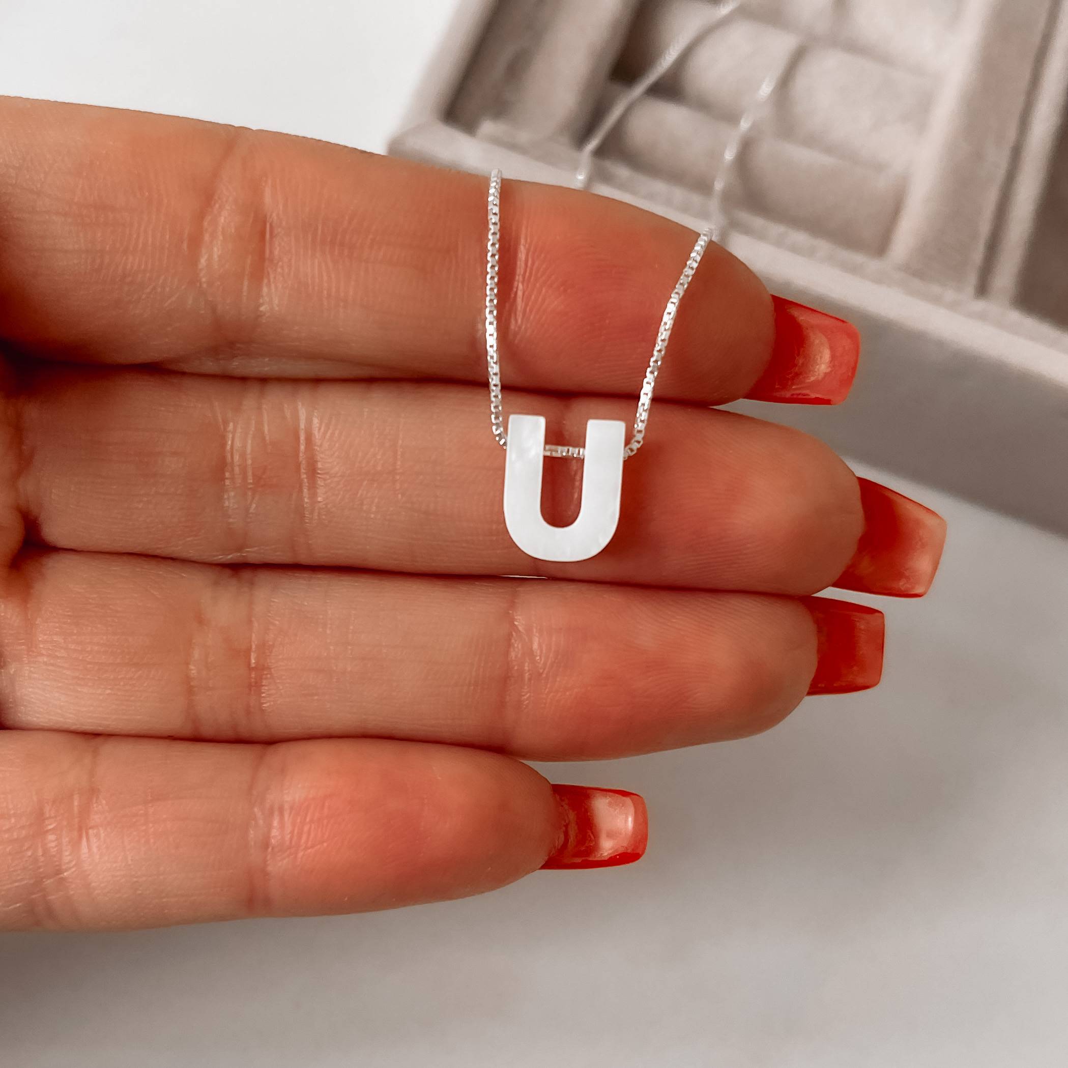 Colar madrepérola letra U 45cm