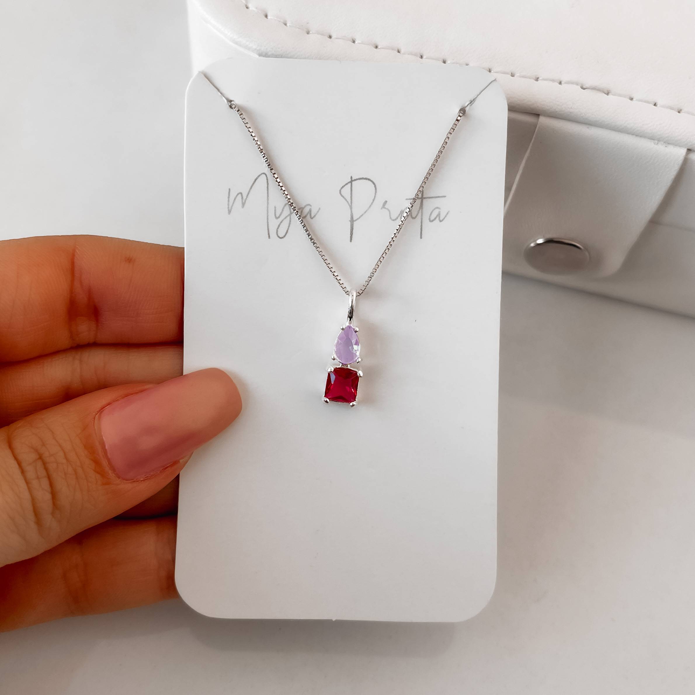 Colar pingente zircônias gota lilás e quadrada cereja 12mm 45cm