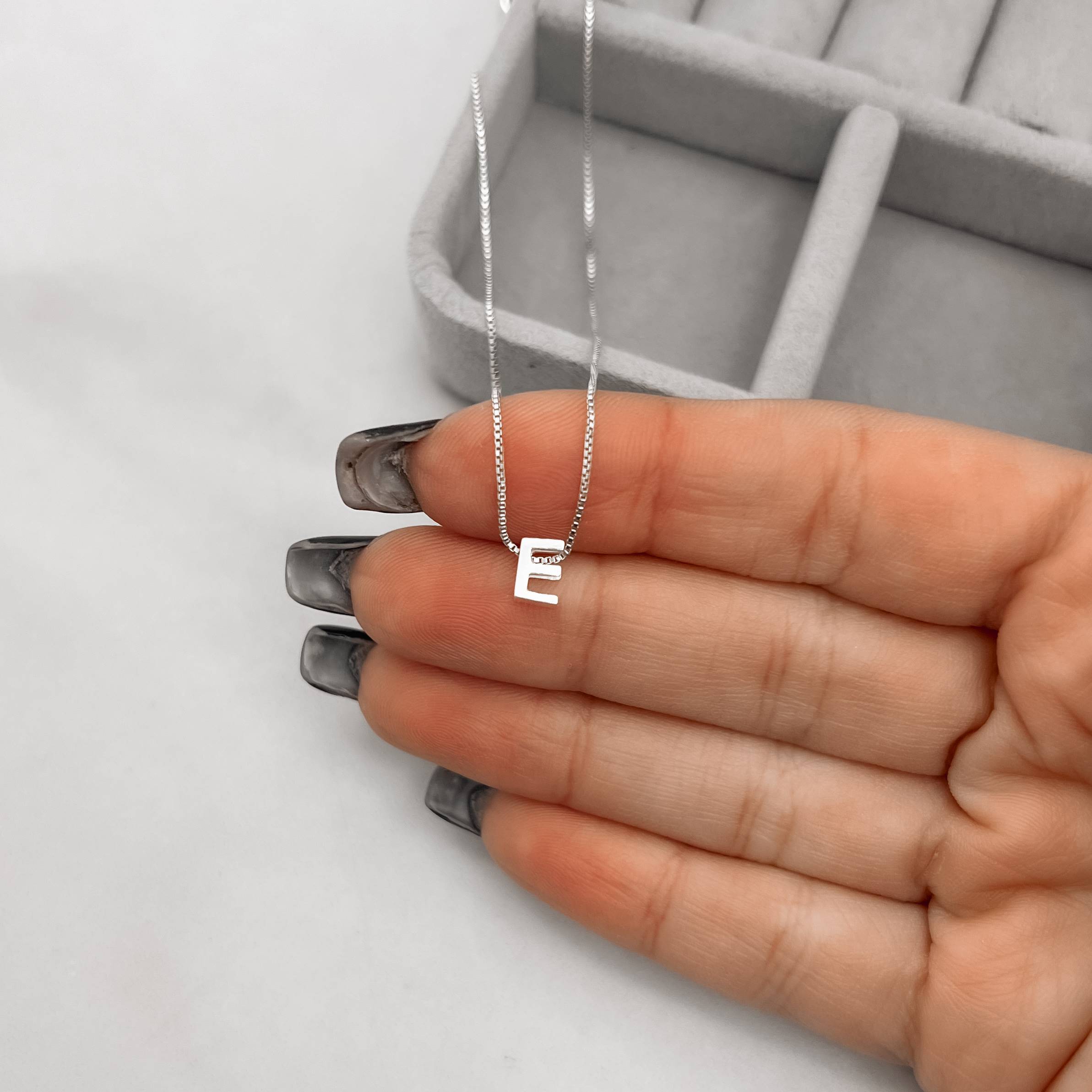 Colar letra E 6mm 45cm