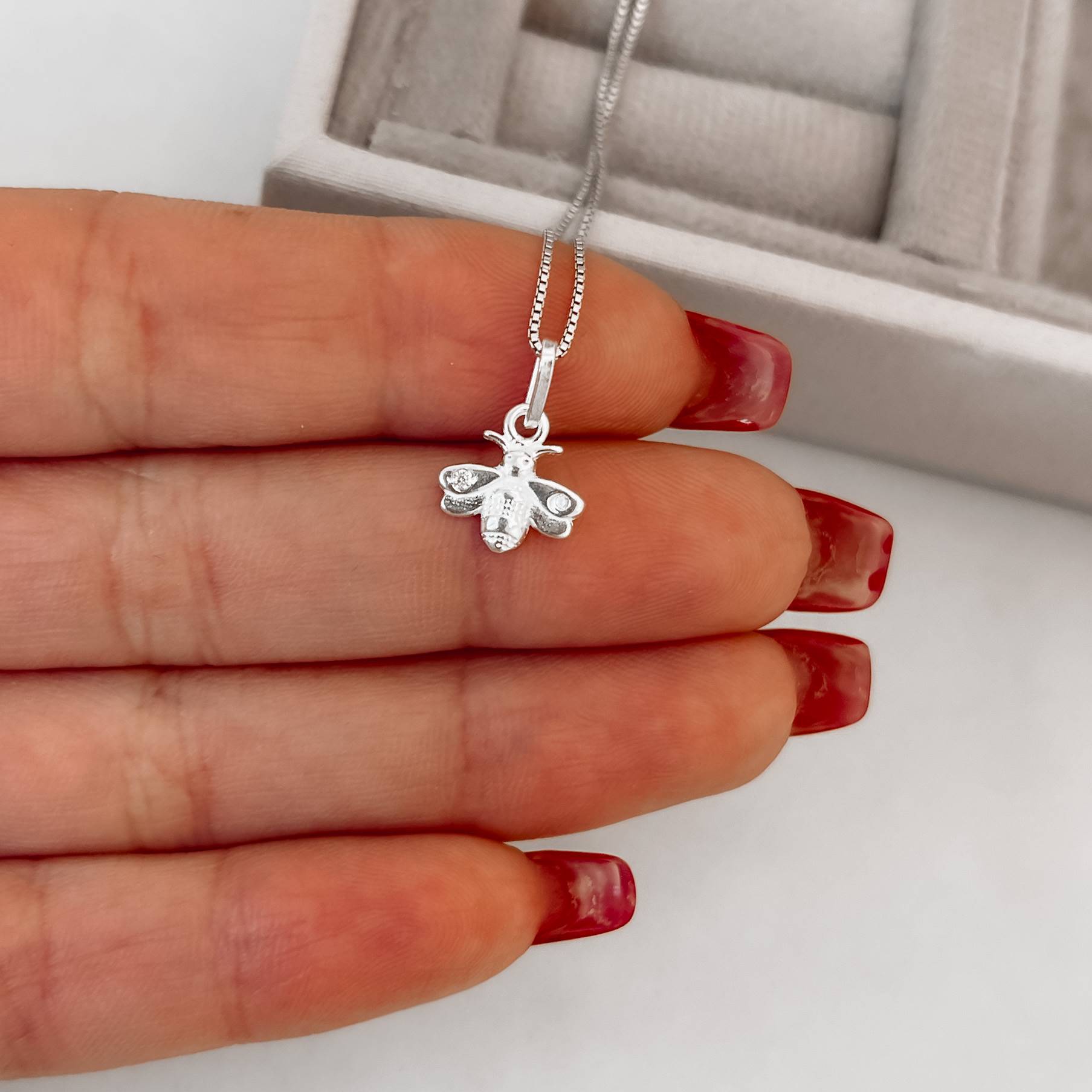 Imagem Colar pingente abelha detalhe zircônias 10mm 40cm