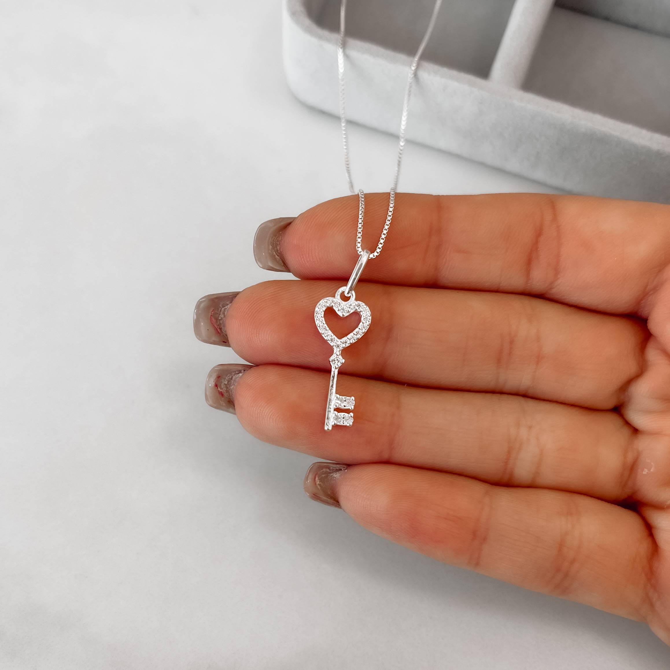 Colar pingente chave coração cravejado 19mm 45cm