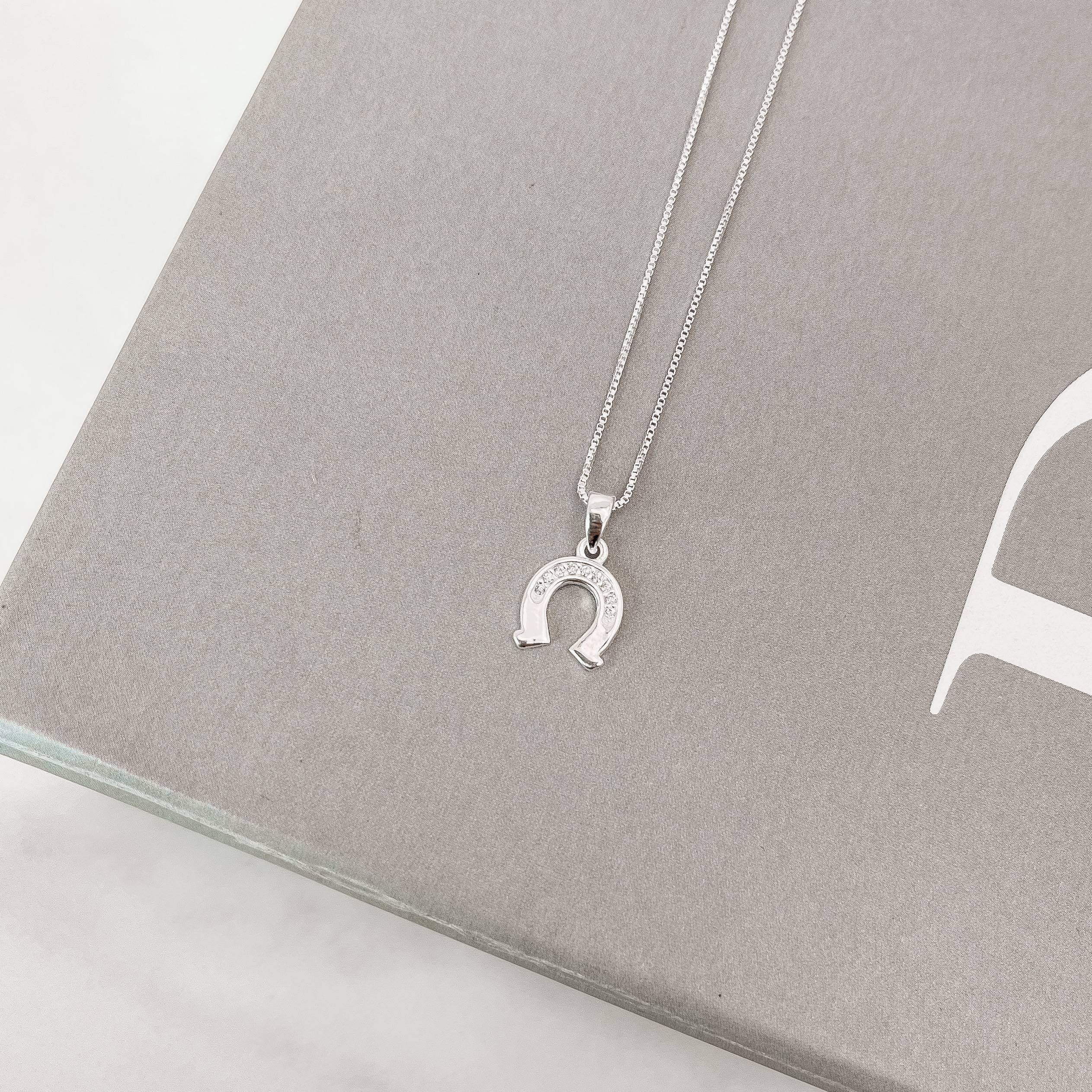 Imagem Colar pingente ferradura metade cravejada 9mm 40cm