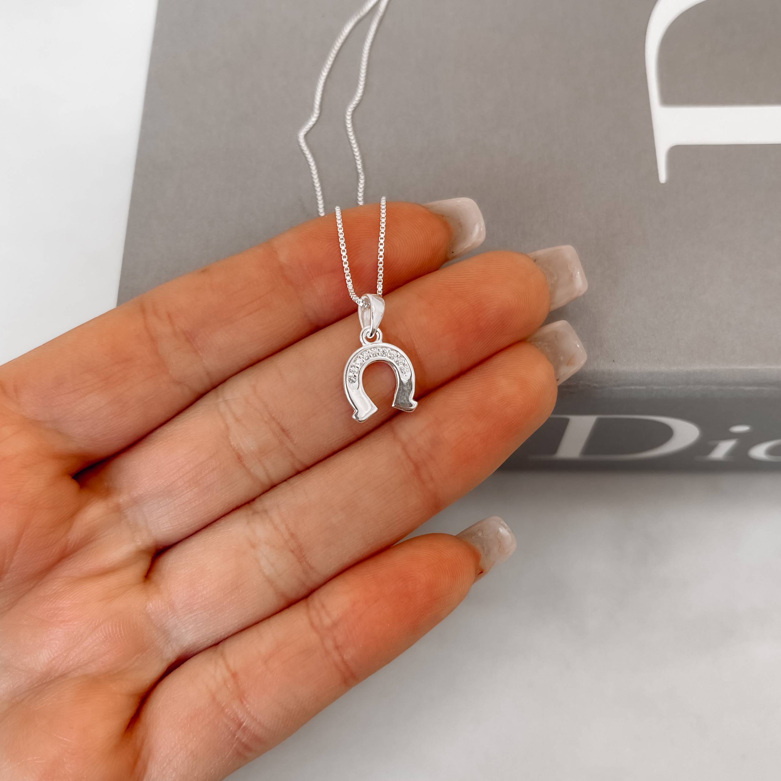 Imagem Secundária Colar pingente ferradura metade cravejada 9mm 40cm