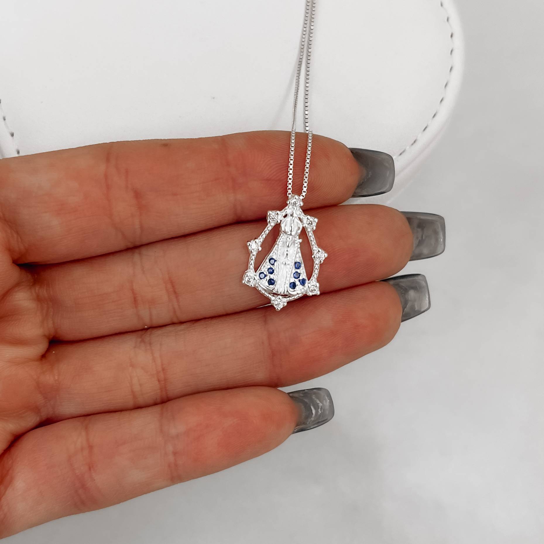 Imagem Secundária Colar medalha Nsa. Sra. Aparecida vazada cravejada azul 19mm 45cm