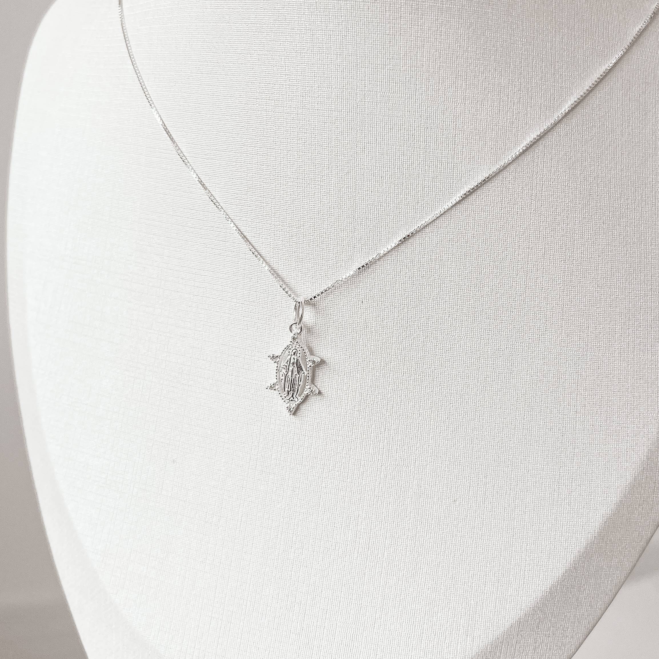 Imagem Secundária Colar pingente medalha Nsa. Sra. das Graças com zircônias 16mm 45cm