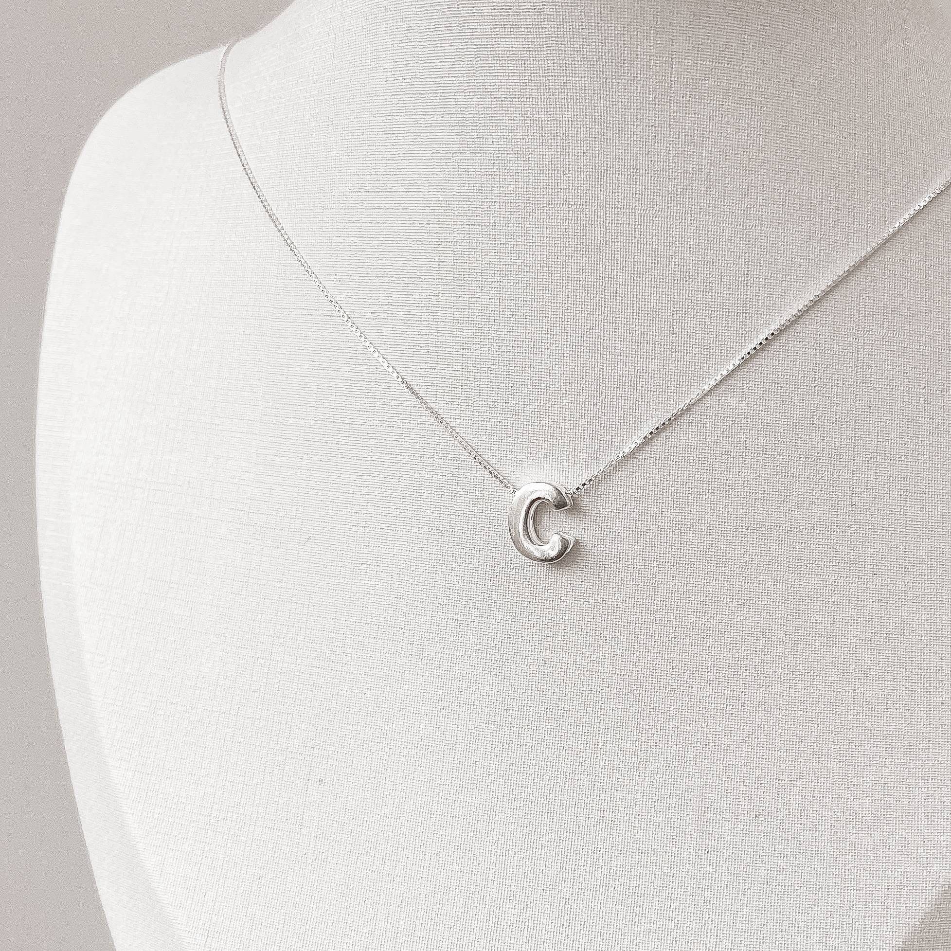 Colar letra C 9mm 45cm