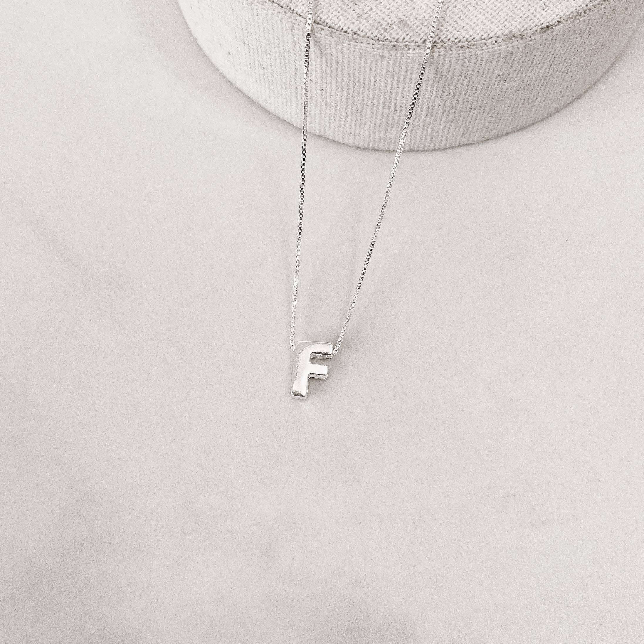 Colar letra F 9mm 45cm