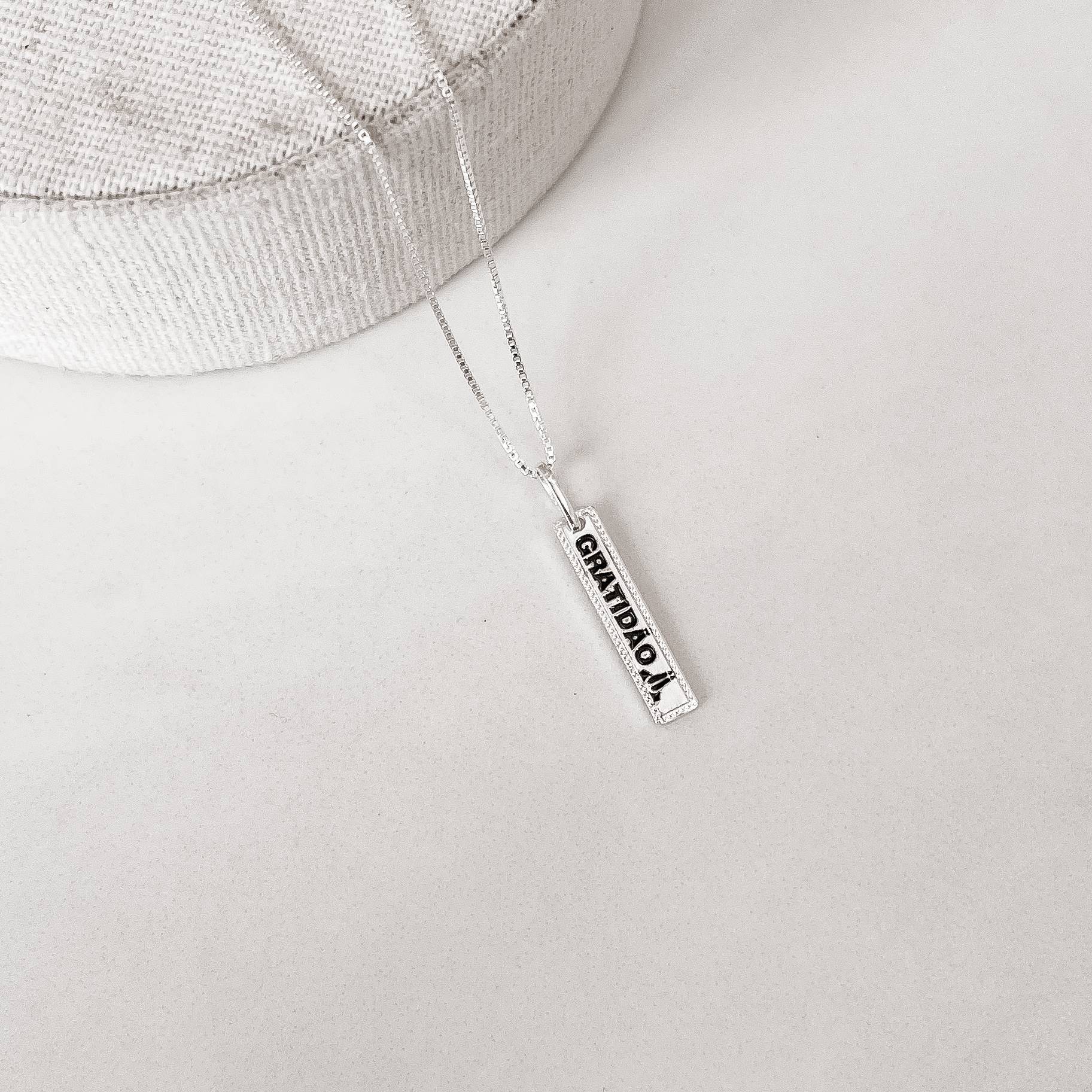 Colar pingente placa gratidão resina 20mm 45cm