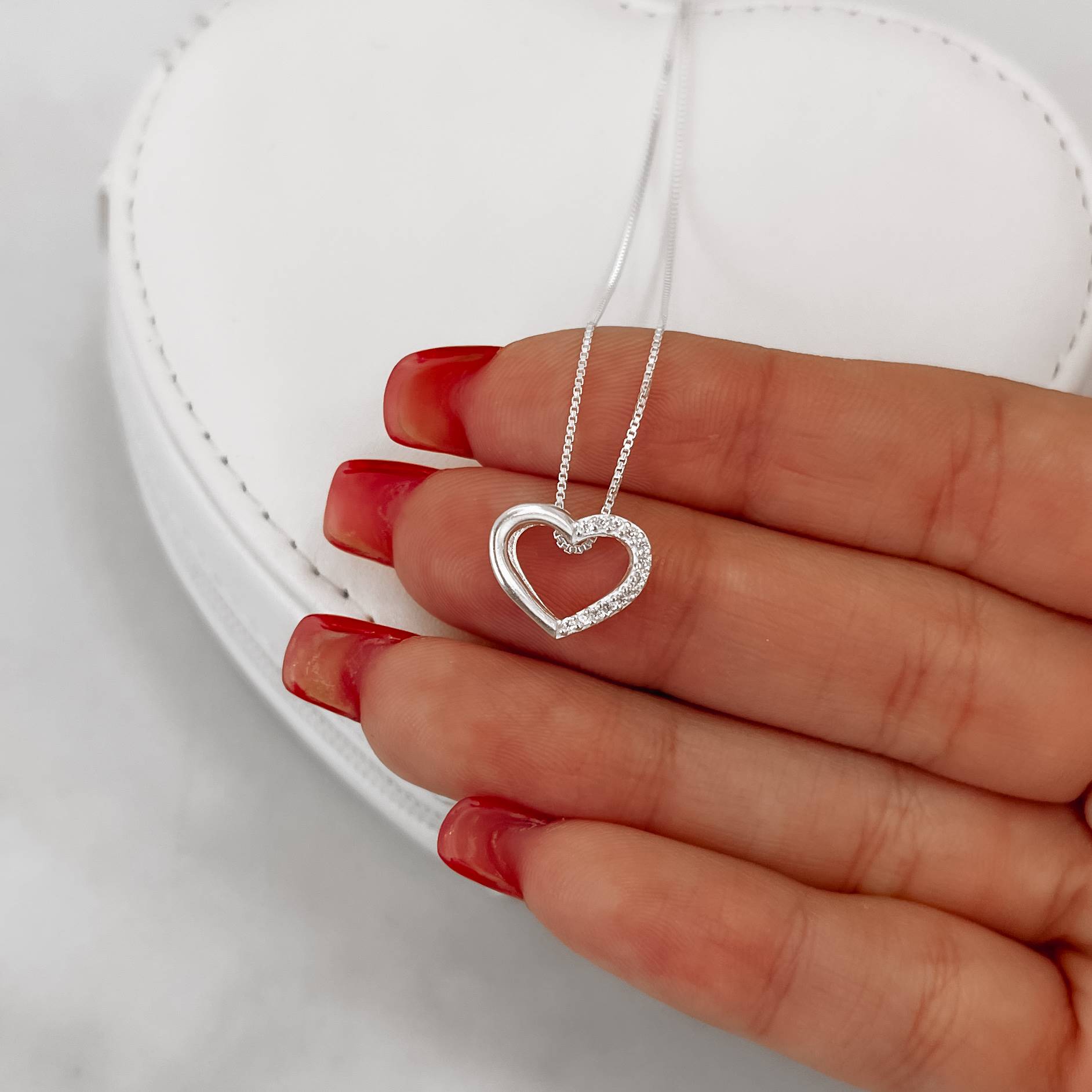 Colar coração vazado metade cravejado lado esquerdo 13mm 45cm