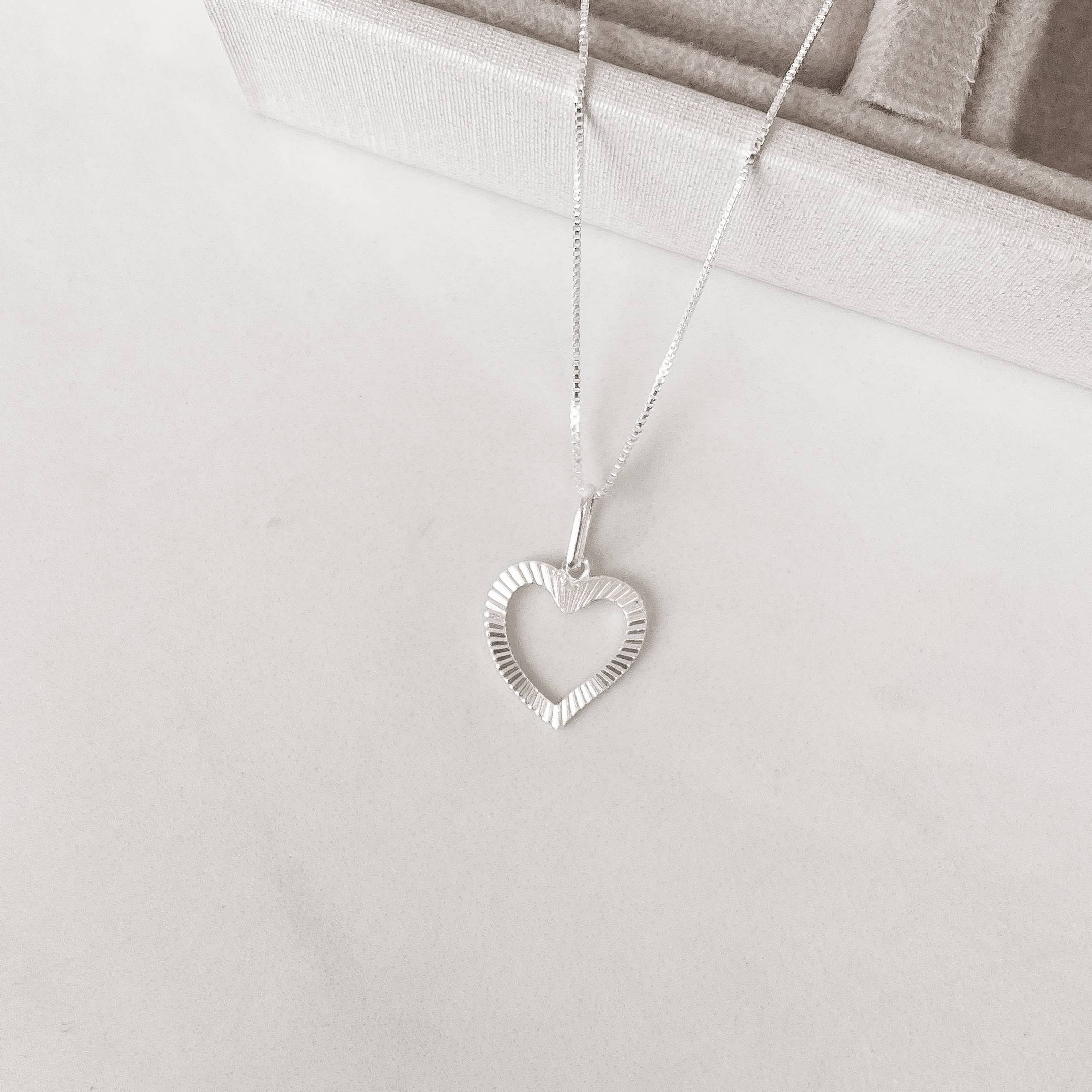 Imagem Colar pingente coração vazado riscado lado esquerdo 14mm 45cm