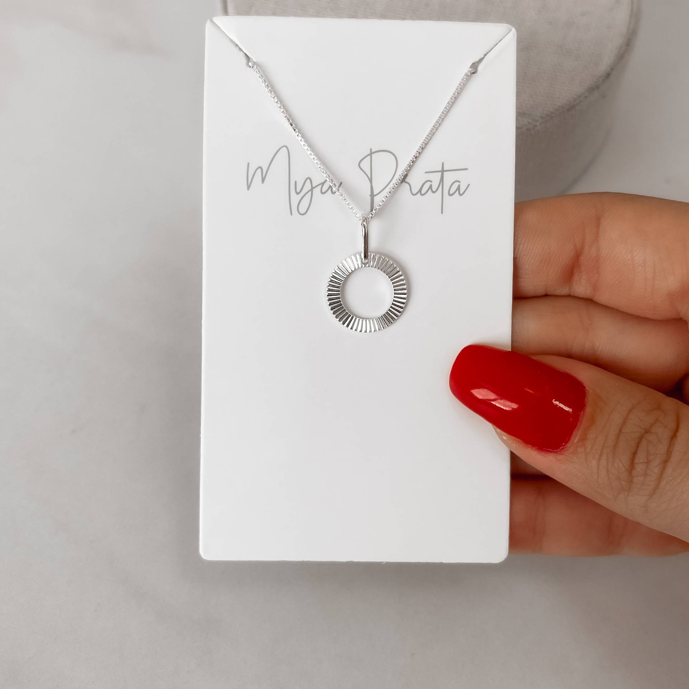 Colar pingente círculo vazado riscado 13mm 45cm