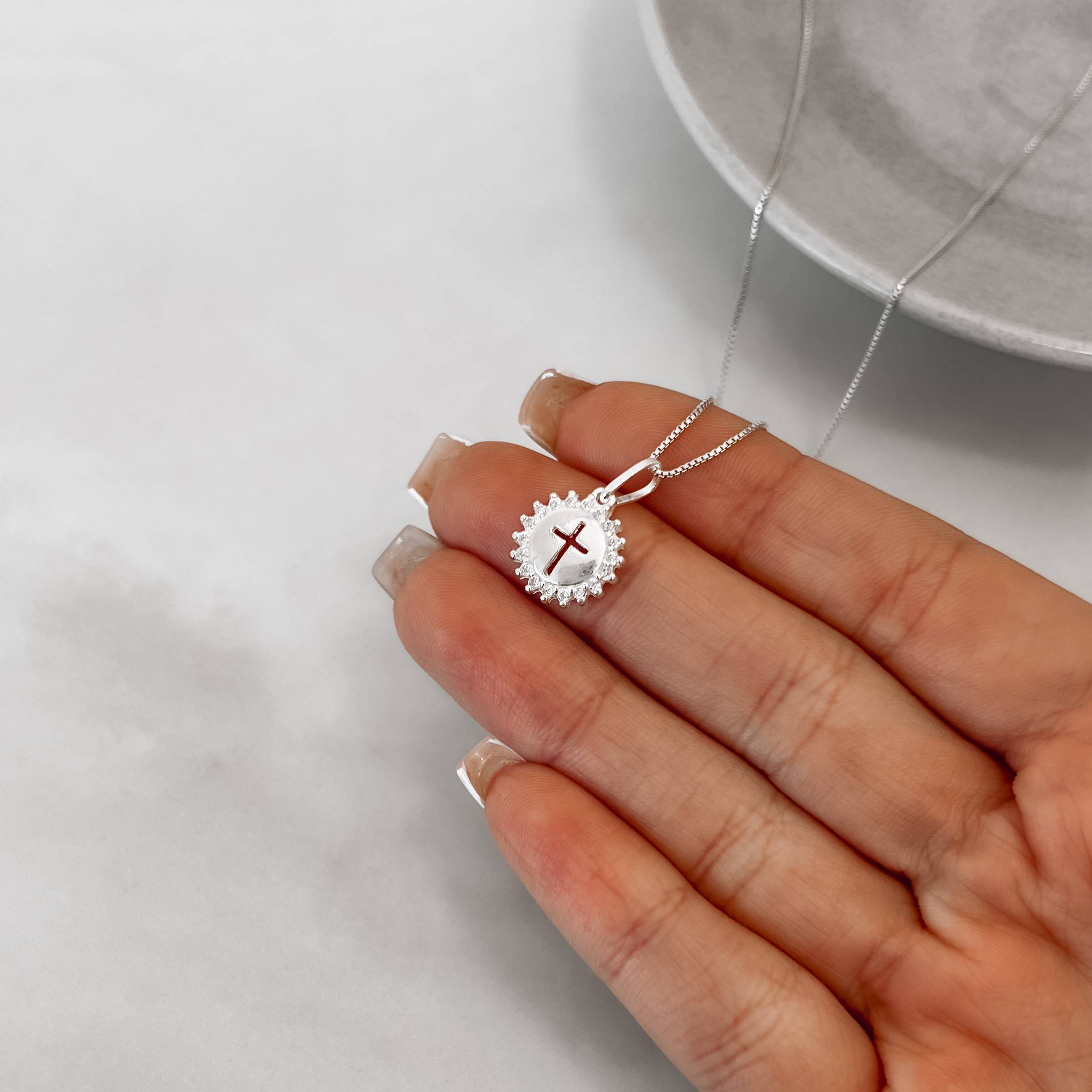 Imagem Colar pingente medalha cruz cravejada 12mm 45cm