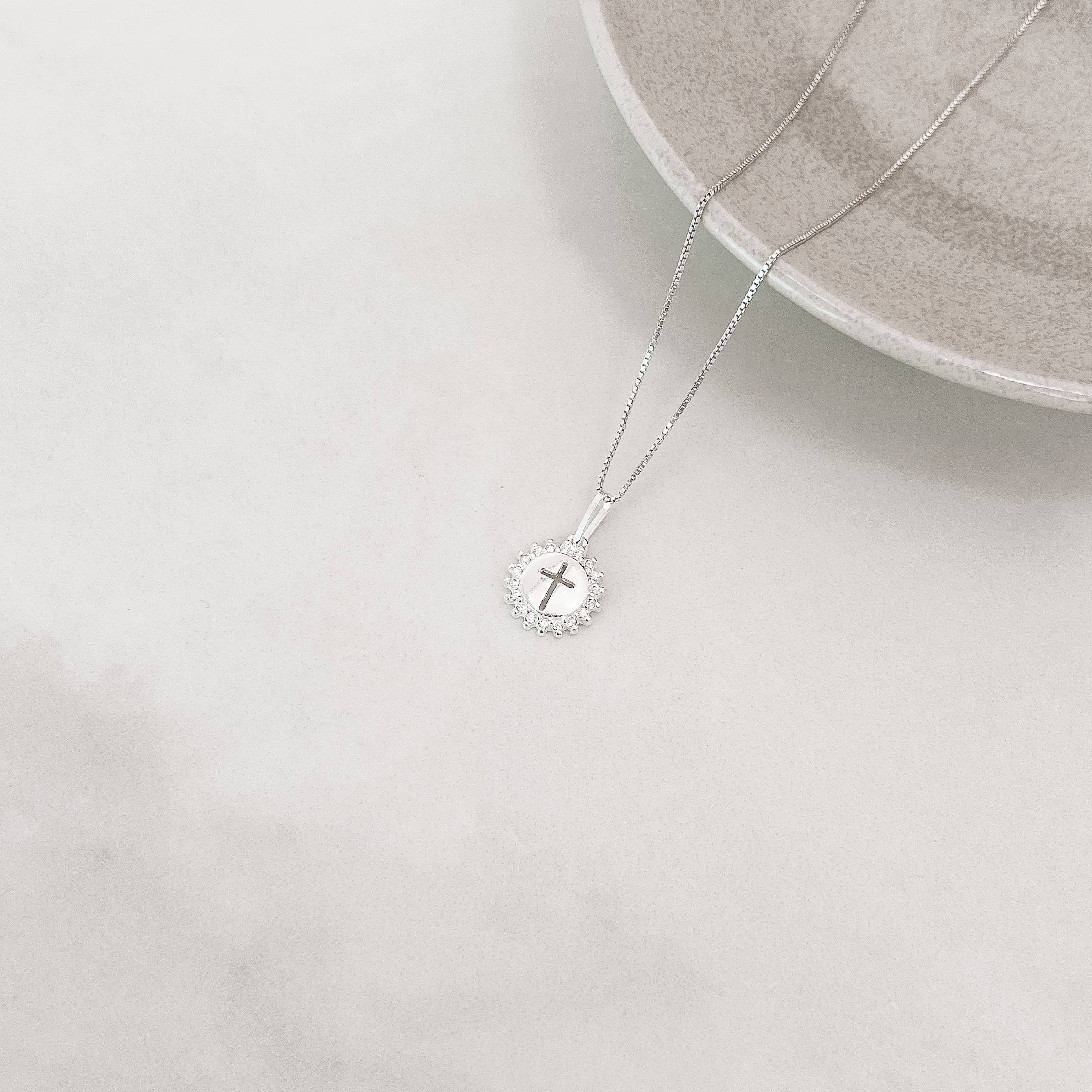 Imagem Secundária Colar pingente medalha cruz cravejada 12mm 45cm