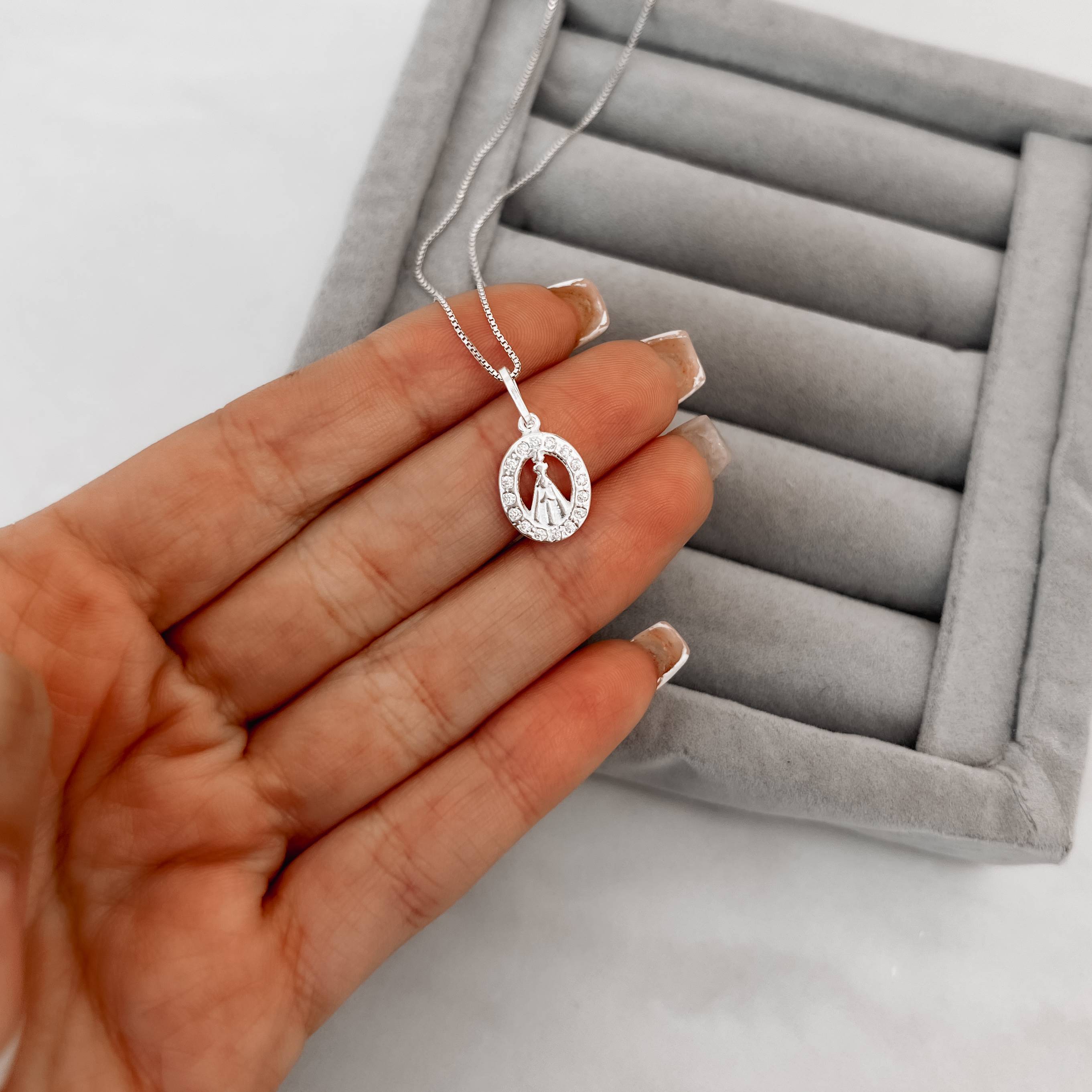 Imagem Secundária Colar pingente medalha Nsa. Sra. Aparecida vazada cravejada 12mm 45cm