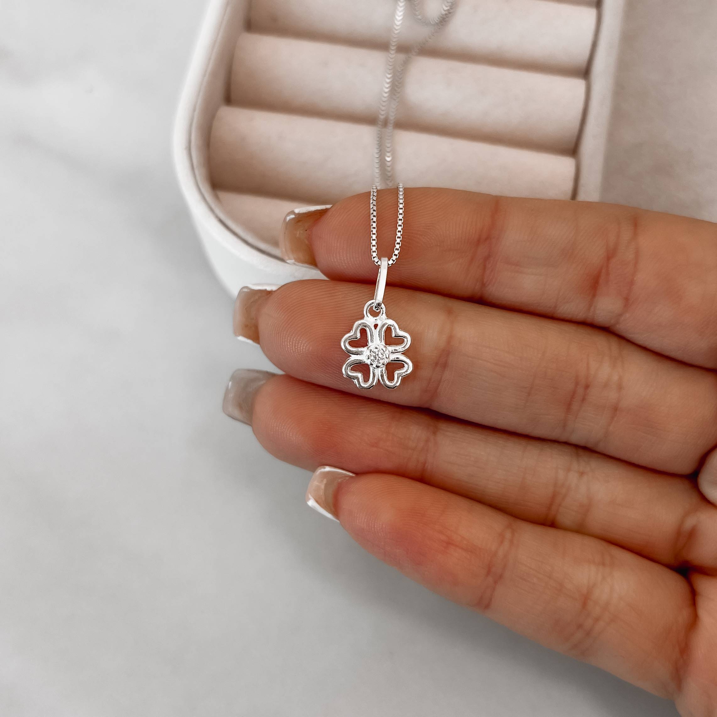 Imagem Secundária Colar pingente trevo vazado com zircônia 9mm 40cm