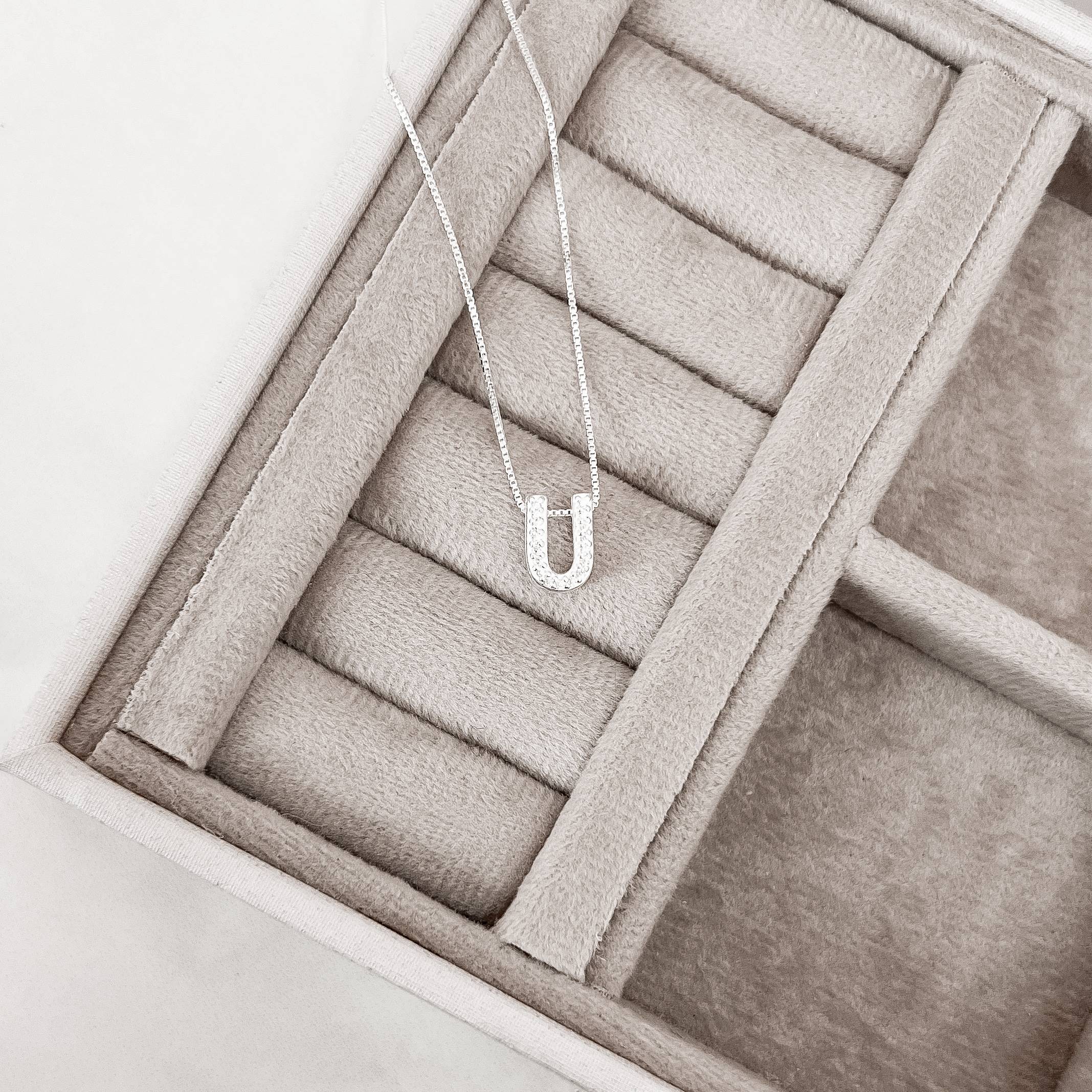 Imagem Colar letra U cravejada 10mm 45cm