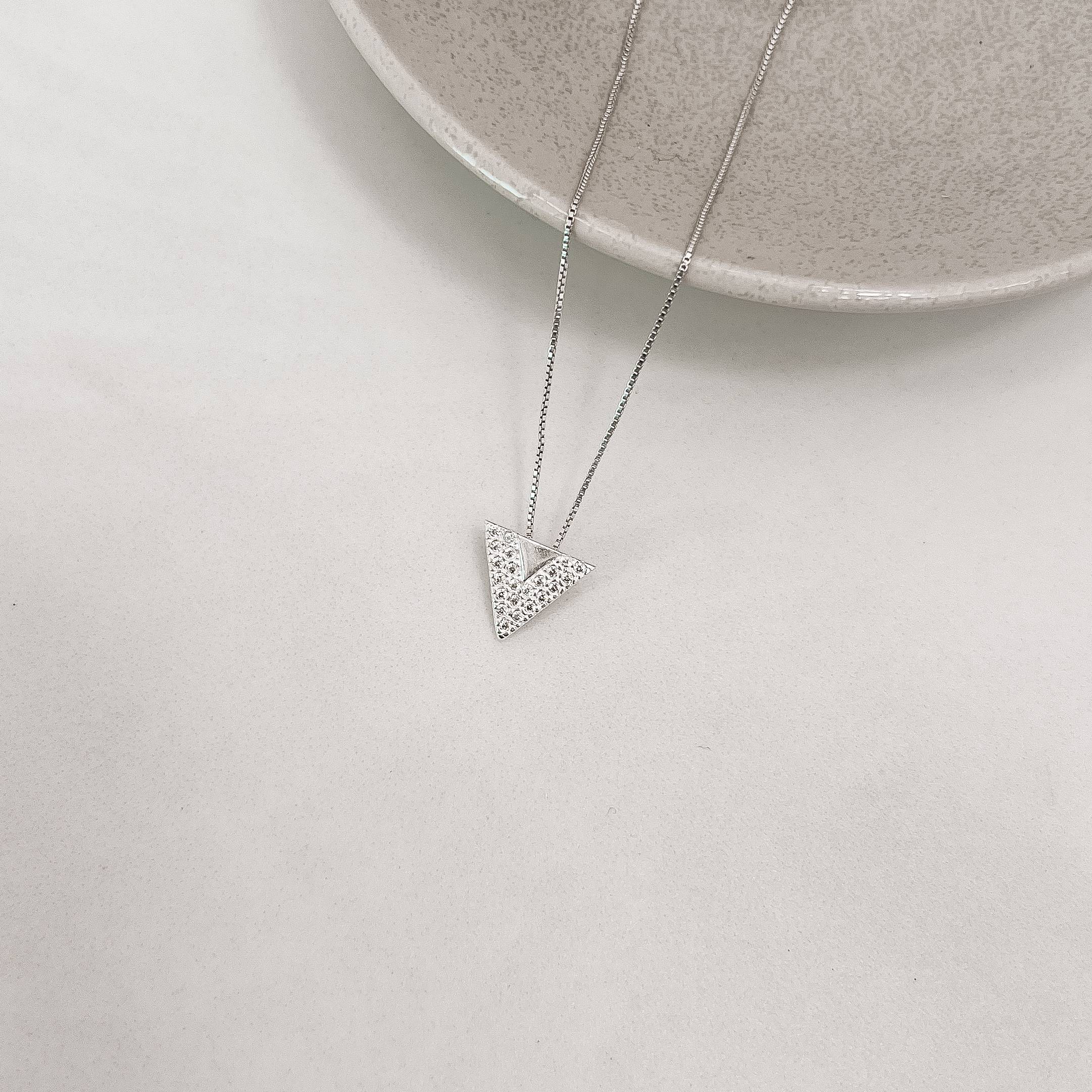 Imagem Colar triângulo liso e cravejado 12mm 45cm