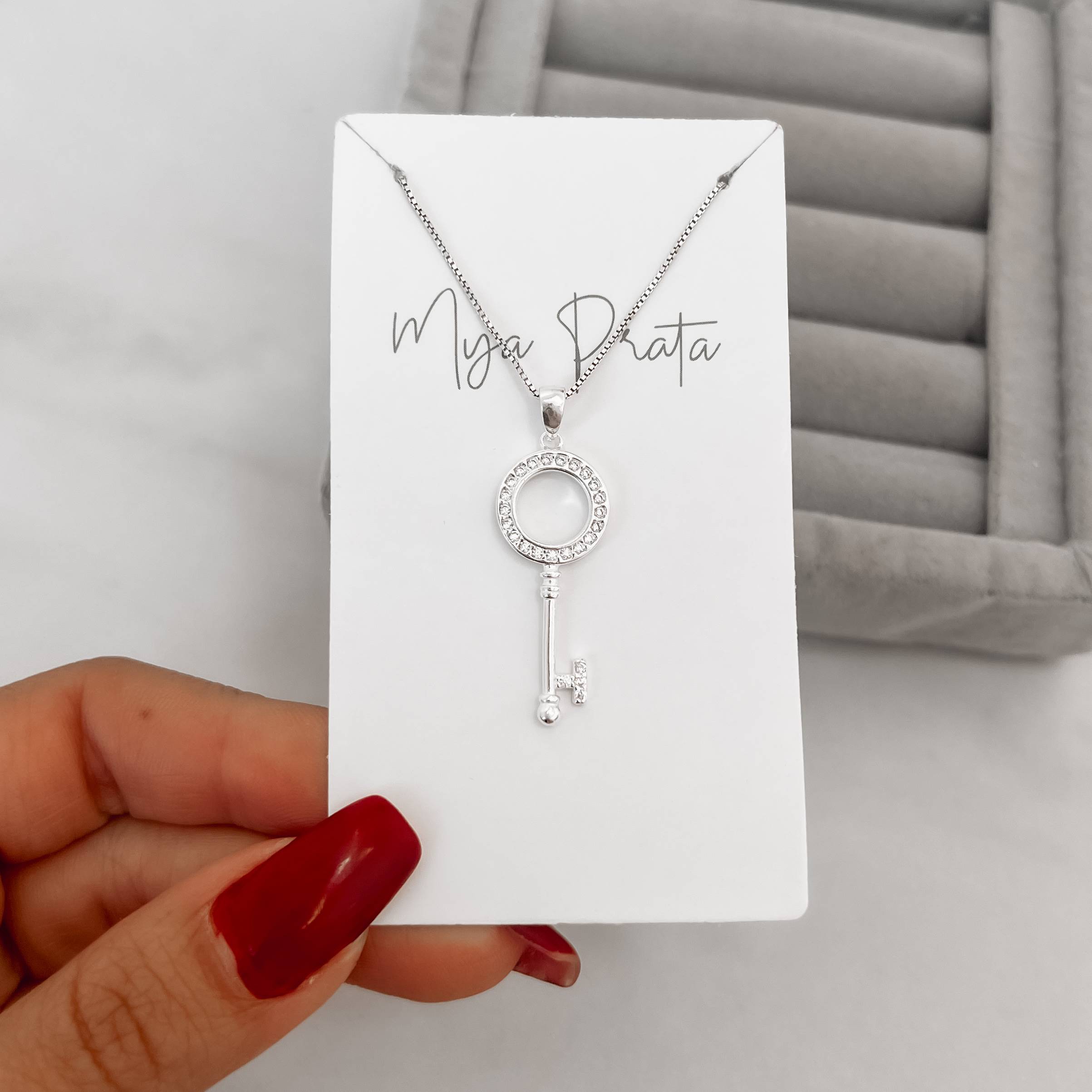 Colar pingente chave cravejada 29mm 45cm