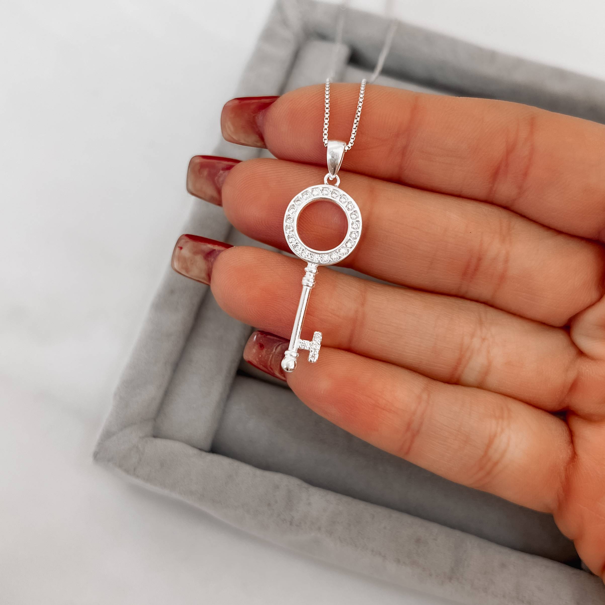 Imagem Secundária Colar pingente chave cravejada 29mm 45cm