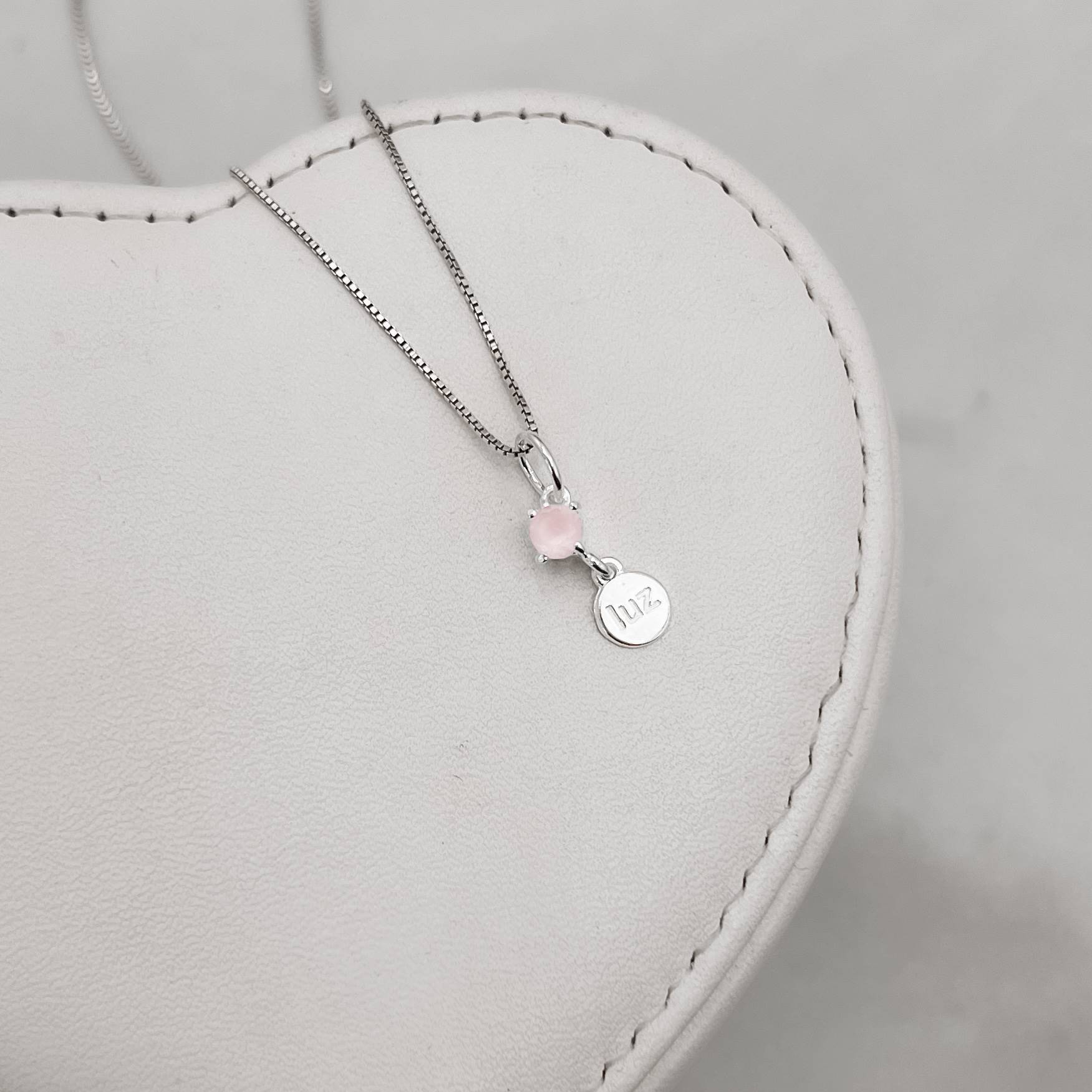 Colar pingente zircônia rosa leitoso 4mm com placa escrito luz 6mm 40cm