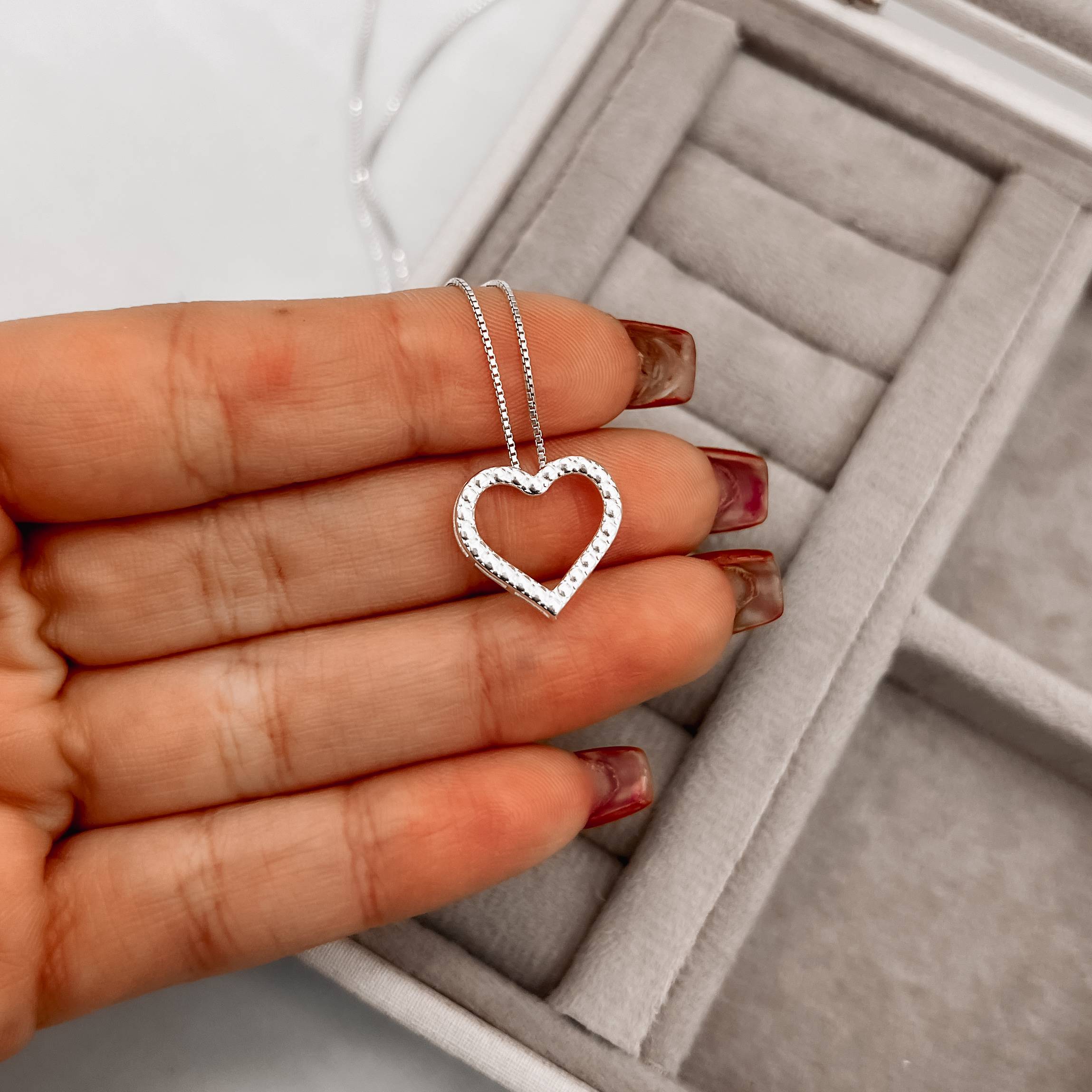 Imagem Secundária Colar coração vazado com bolinhas 15mm 45cm