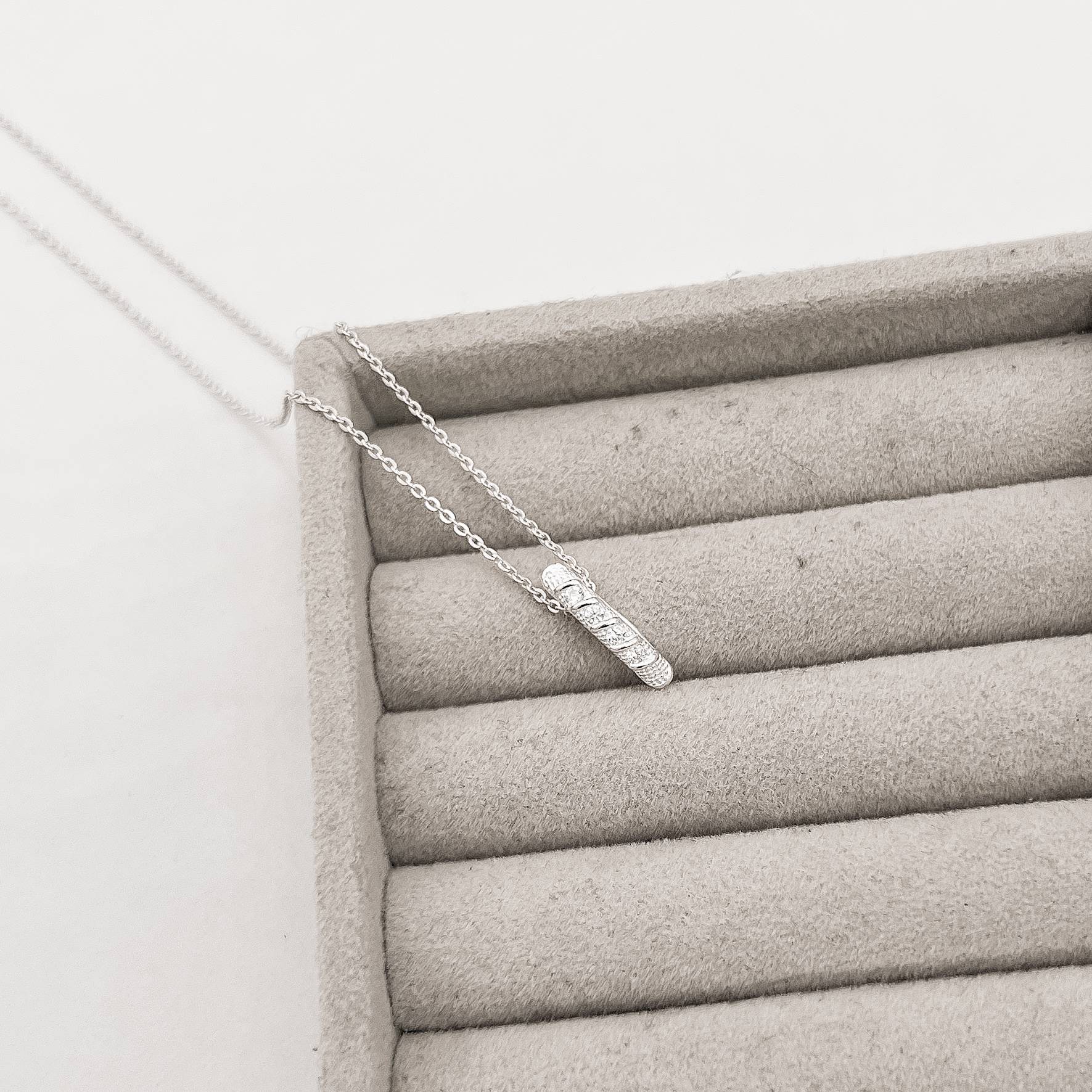 Colar palito trabalhado cravejado 15mm corrente cadeado 45cm