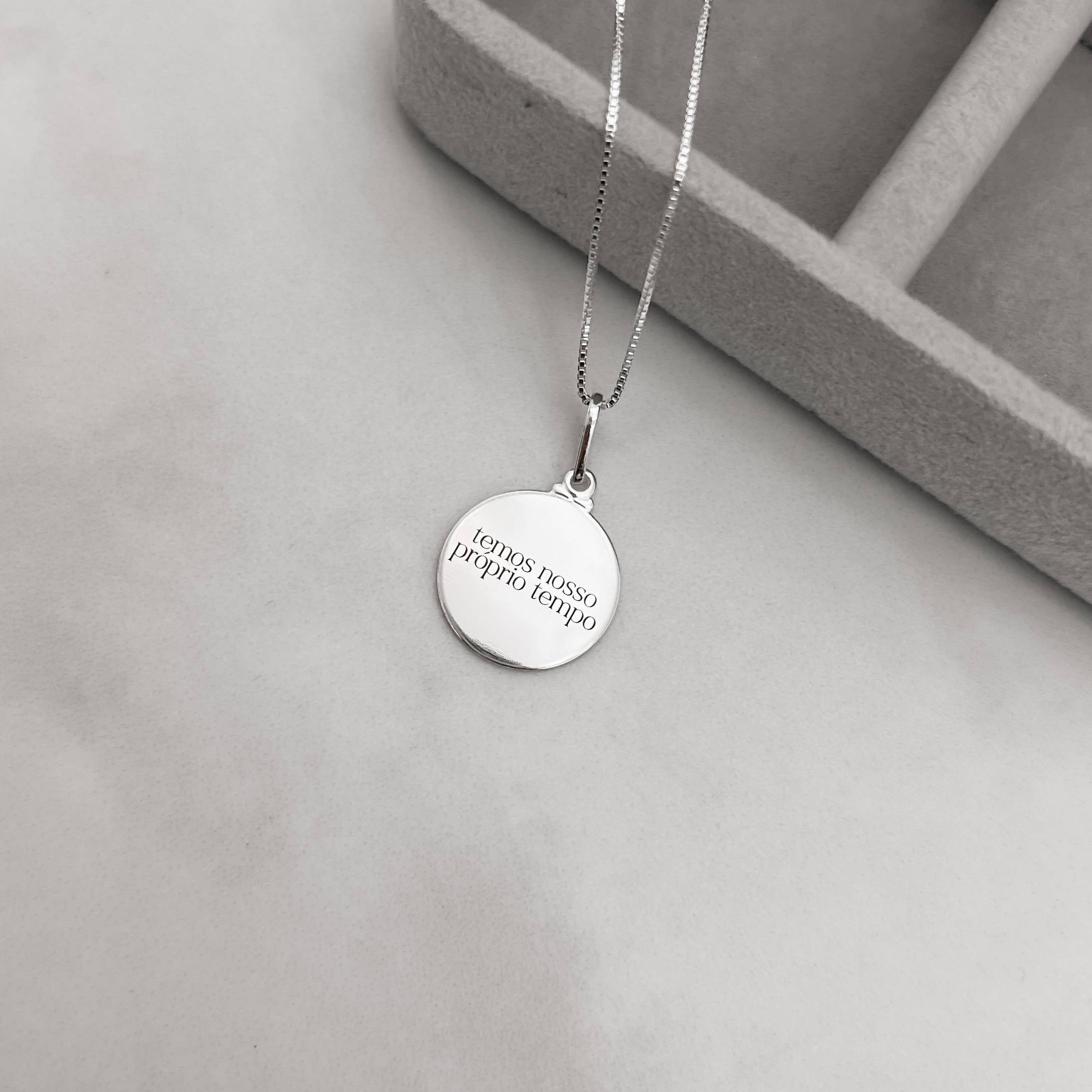 Imagem Colar pingente medalha temos nosso próprio tempo 15mm 45cm
