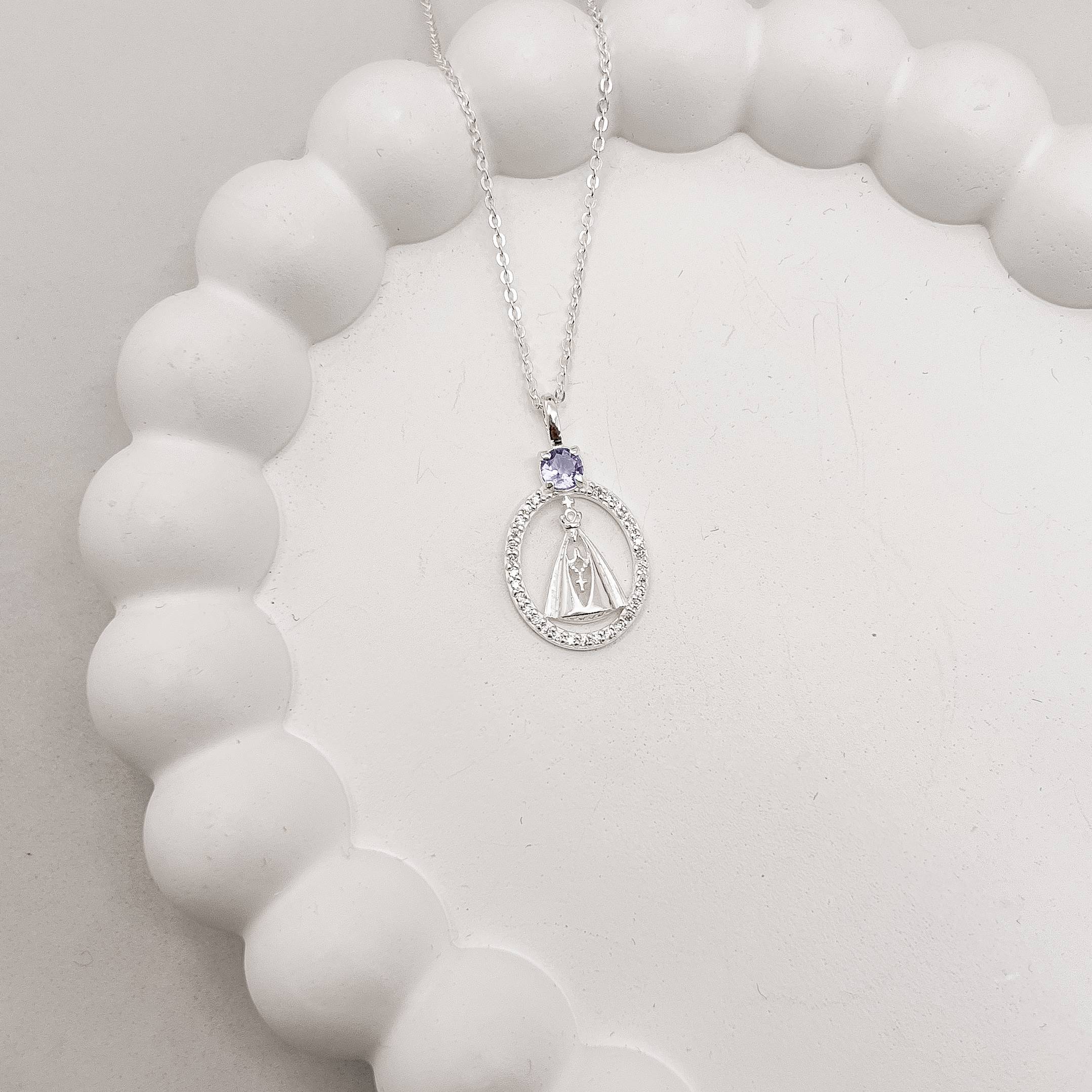 Imagem Secundária Colar medalha Nsa. Sra. Aparecida vazada cravejada zircônia lilás 20mm corrente cadeadinho 45cm