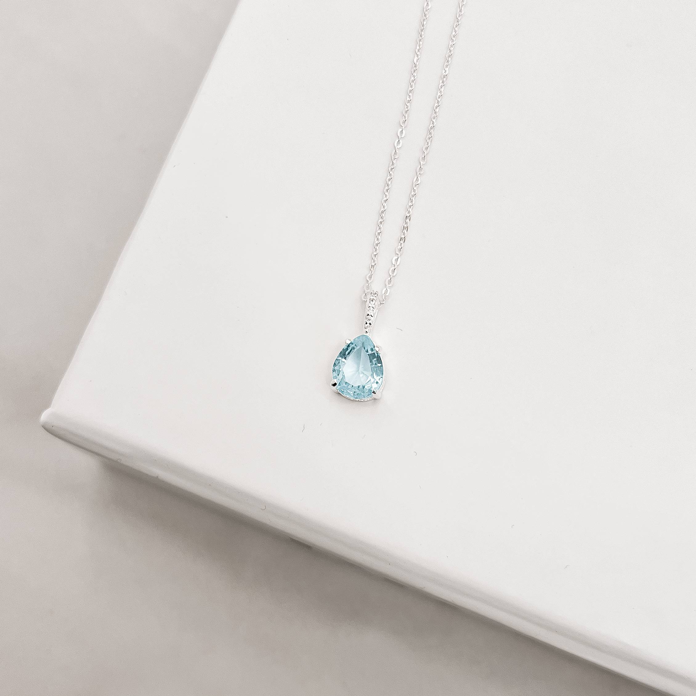 Colar pingente zircônia gota azul 10x8mm elo cravejado corrente cadeadinho 45cm