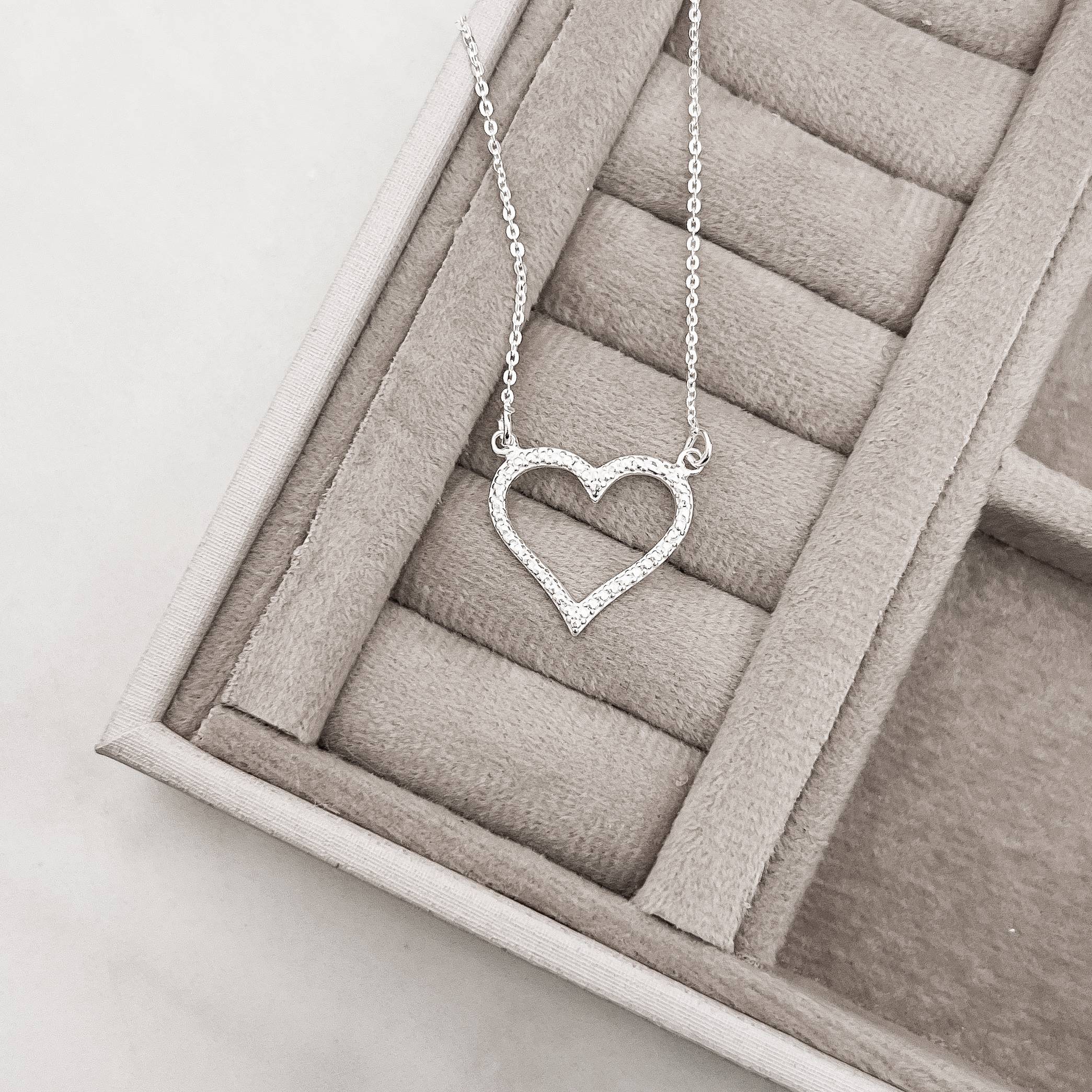 Colar coração vazado com bolinhas 19mm corrente cadeado 45cm com alongadora