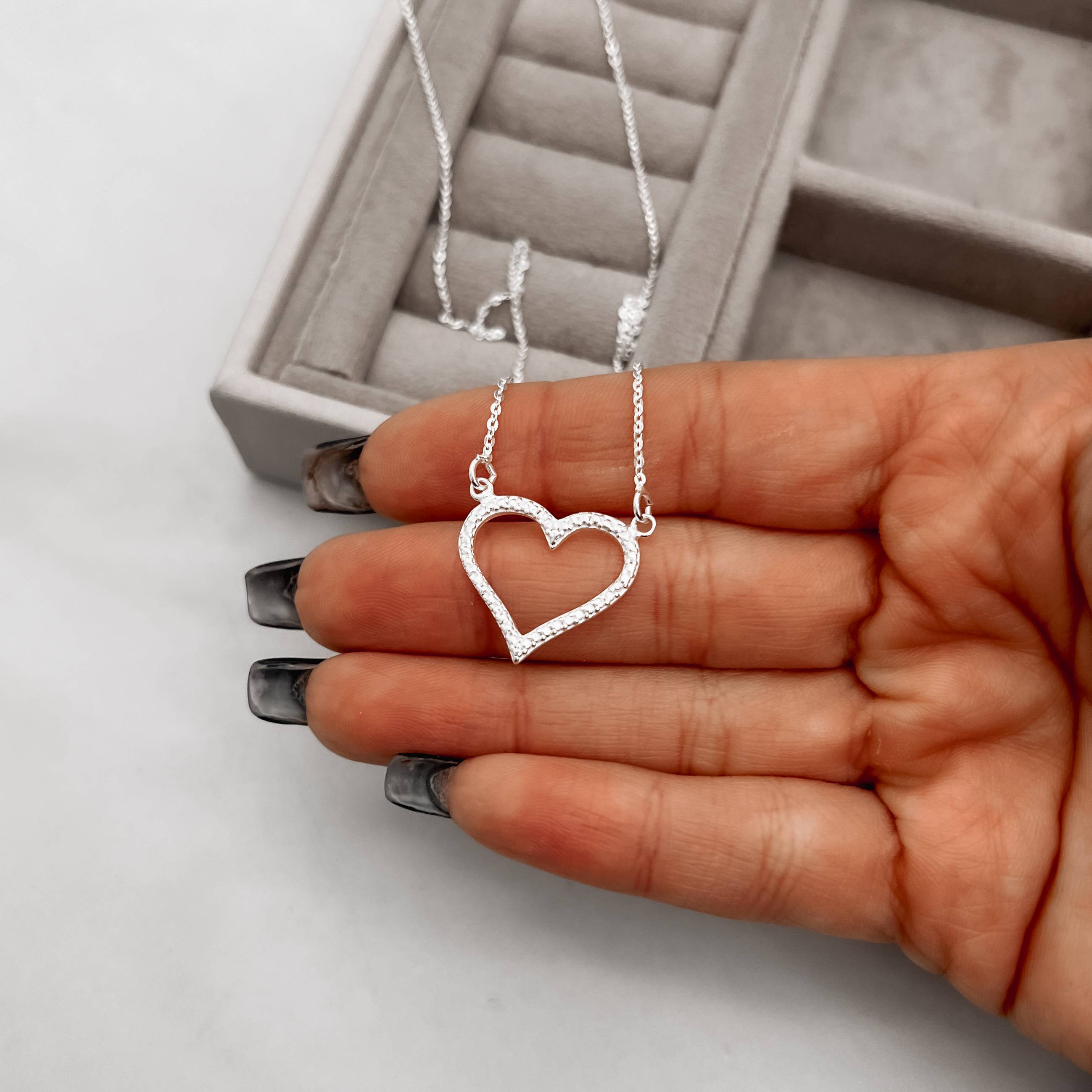 Imagem Secundária Colar coração vazado com bolinhas 19mm corrente cadeado 45cm com alongadora