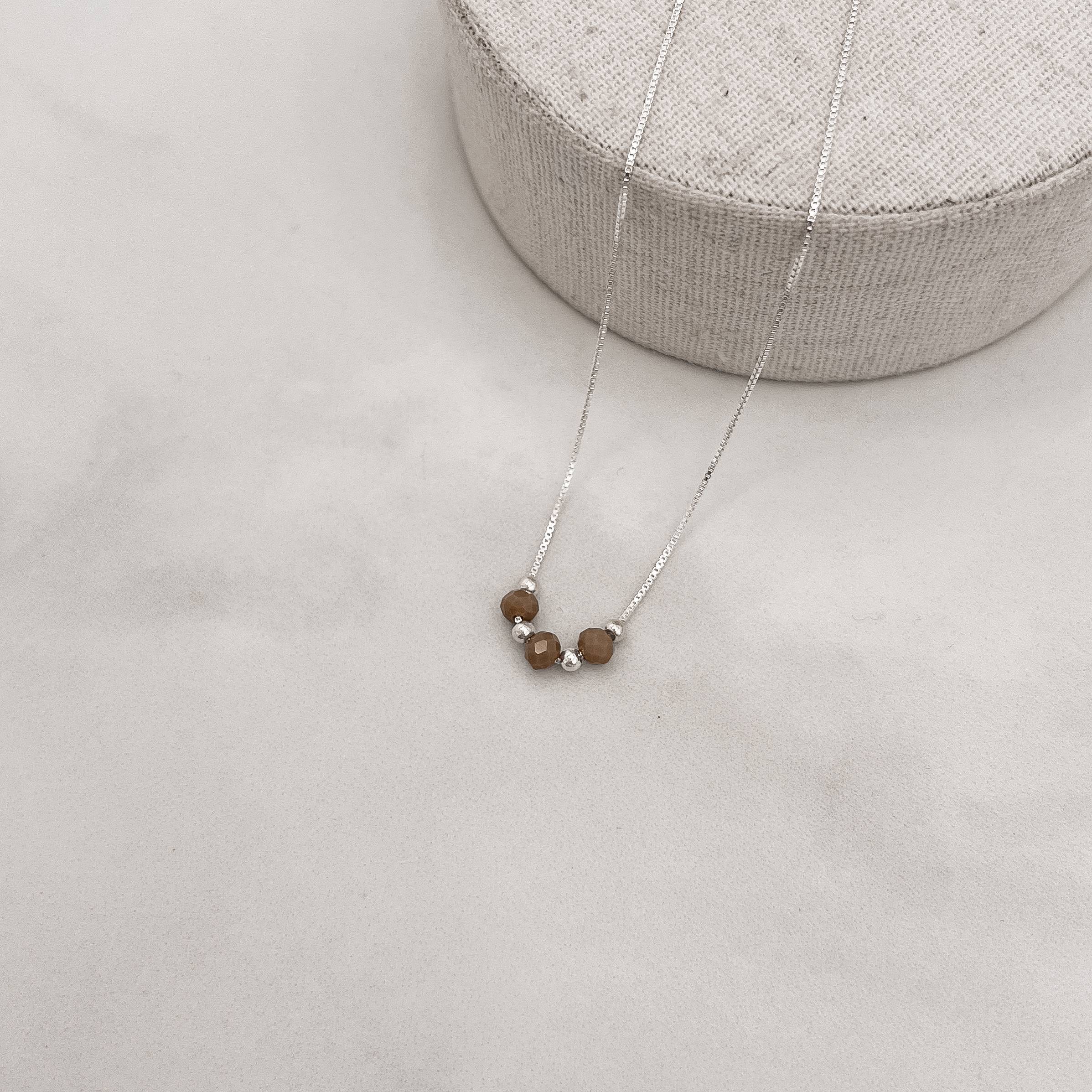 Colar cristal marrom claro 4mm com bolas 45cm