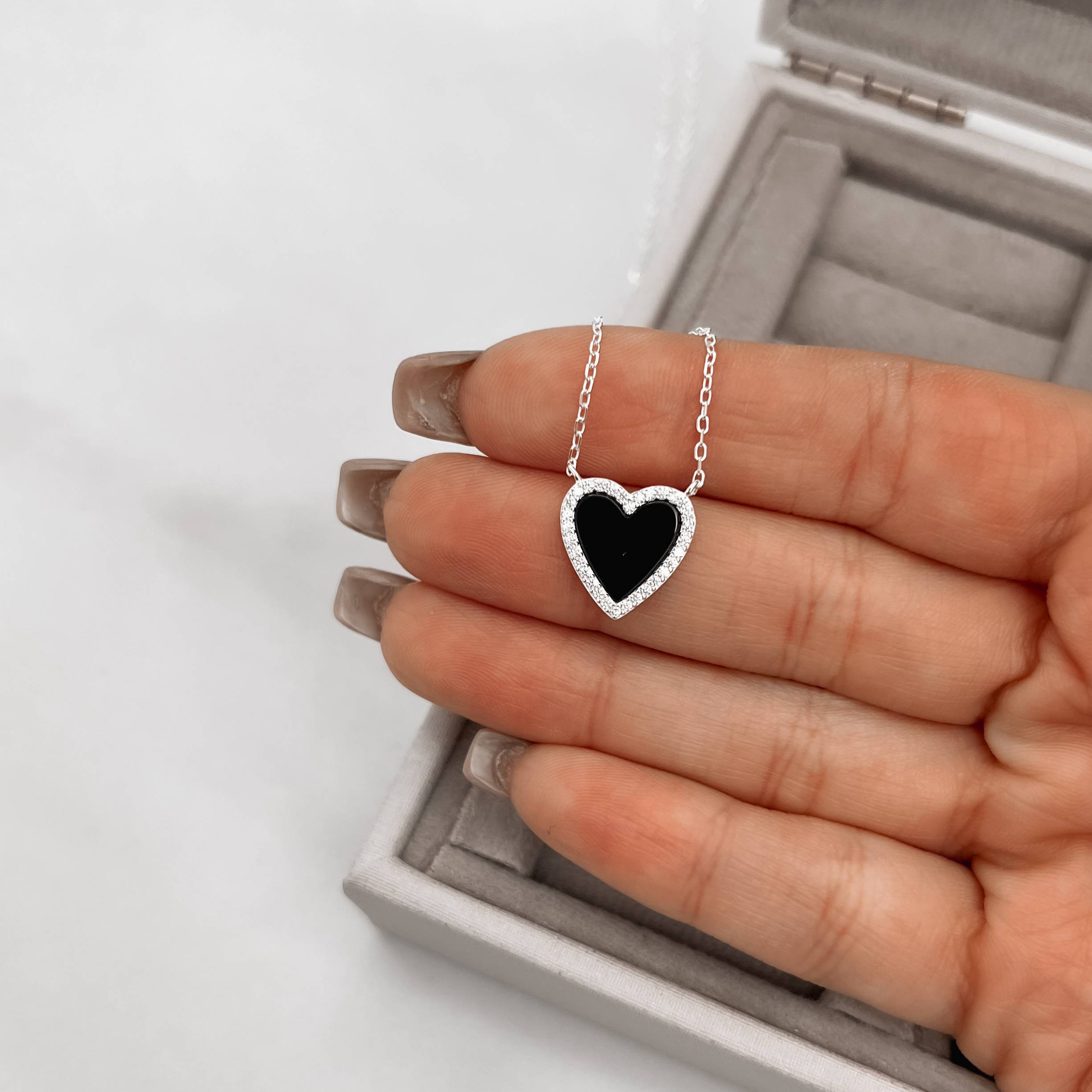 Colar coração pedra ônix com cravejado 13mm corrente cadeado 45+5cm