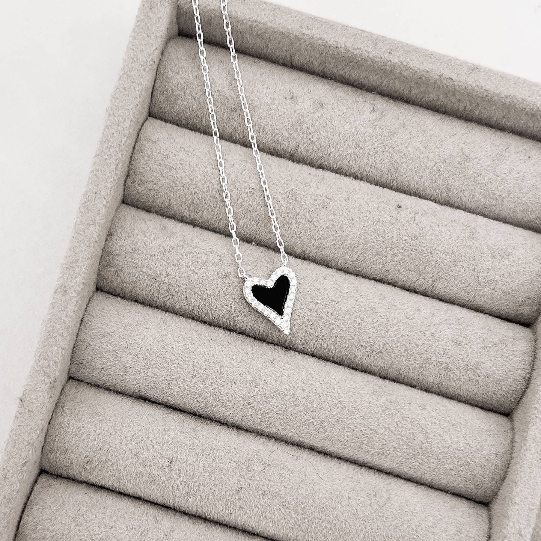 Colar coração pedra ônix com cravejado 11mm corrente cadeado 45+5cm