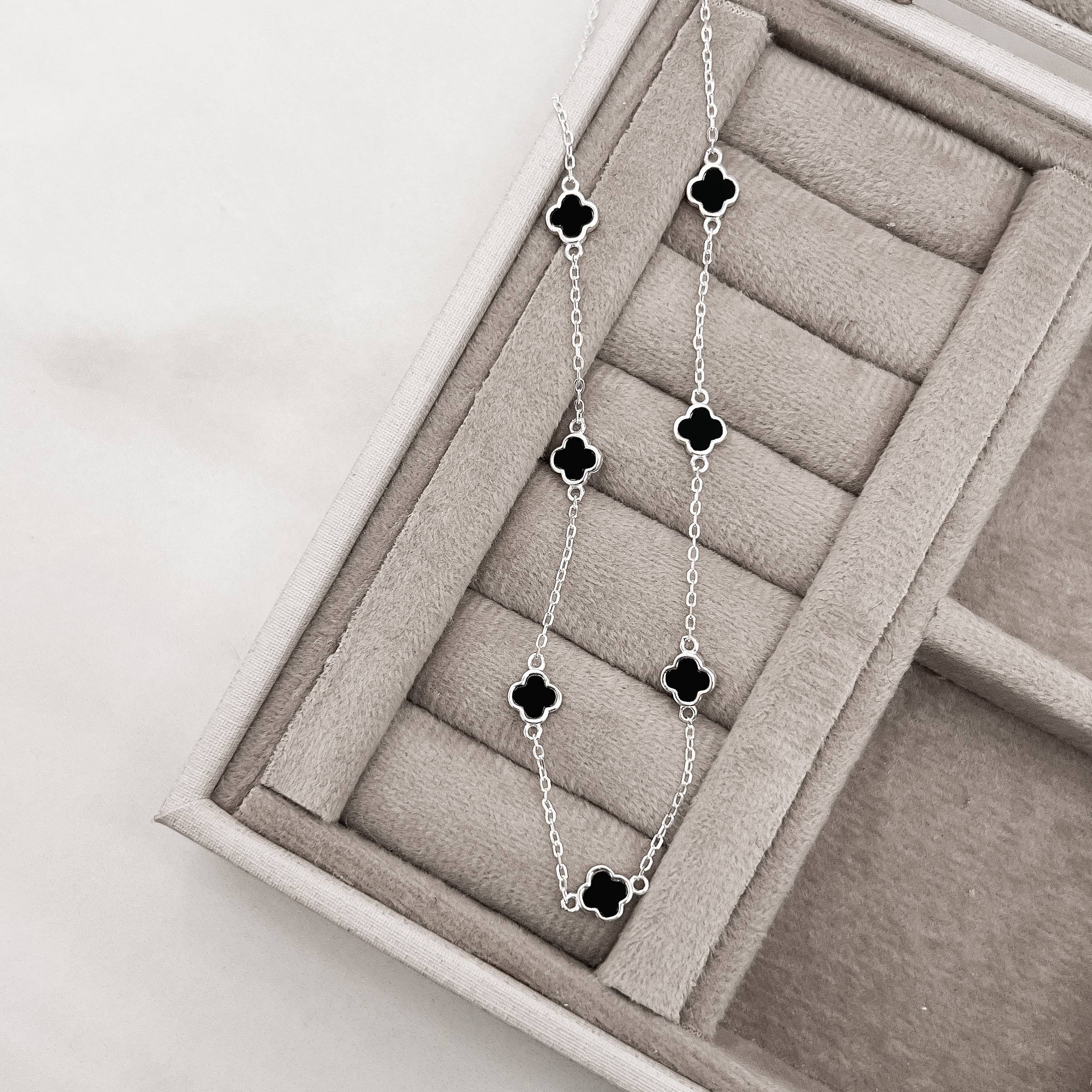 Colar entremeio trevos pedra ônix 6mm corrente cadeado 45+5cm