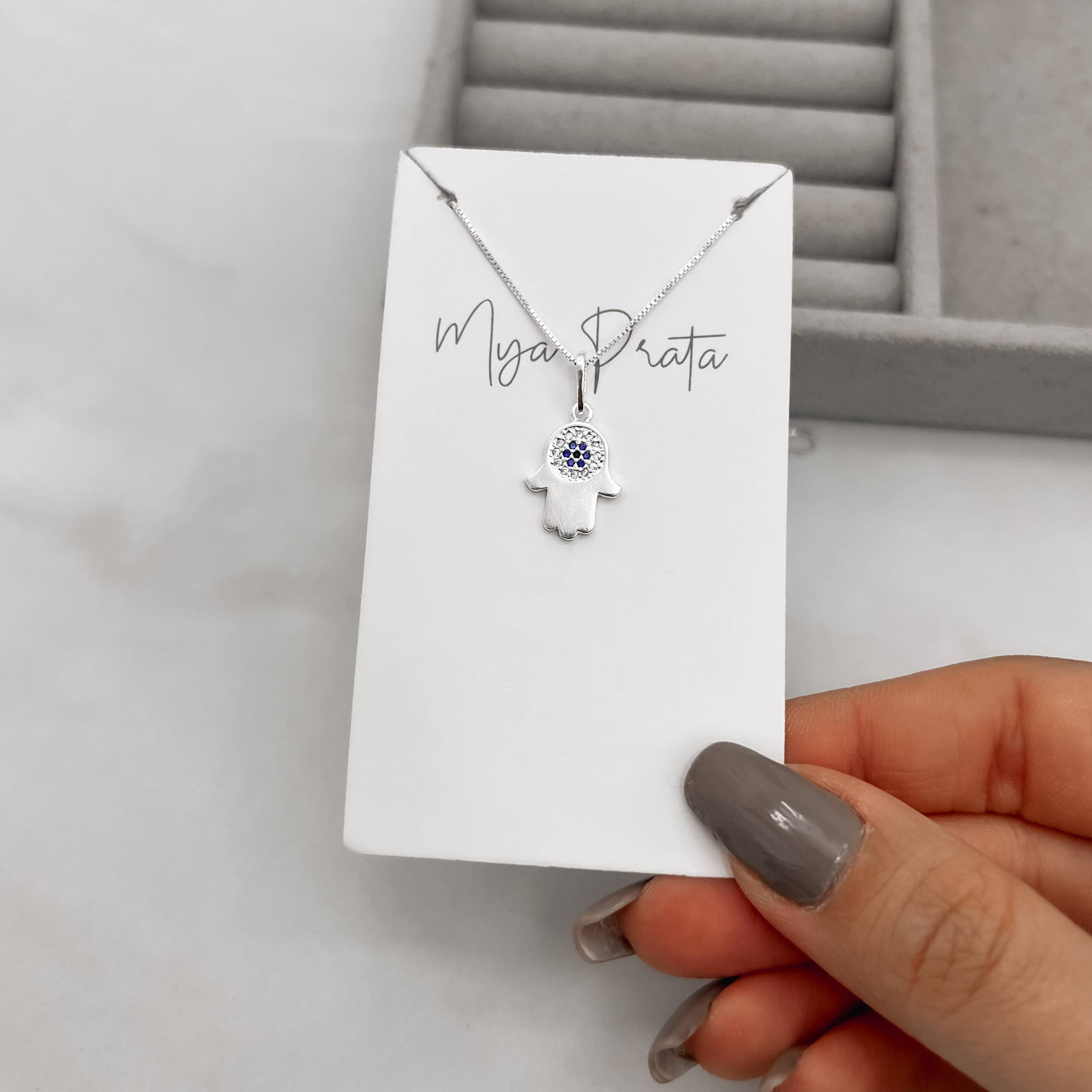 Colar pingente mão cravejada detalhe zircônia azul 14mm 45cm