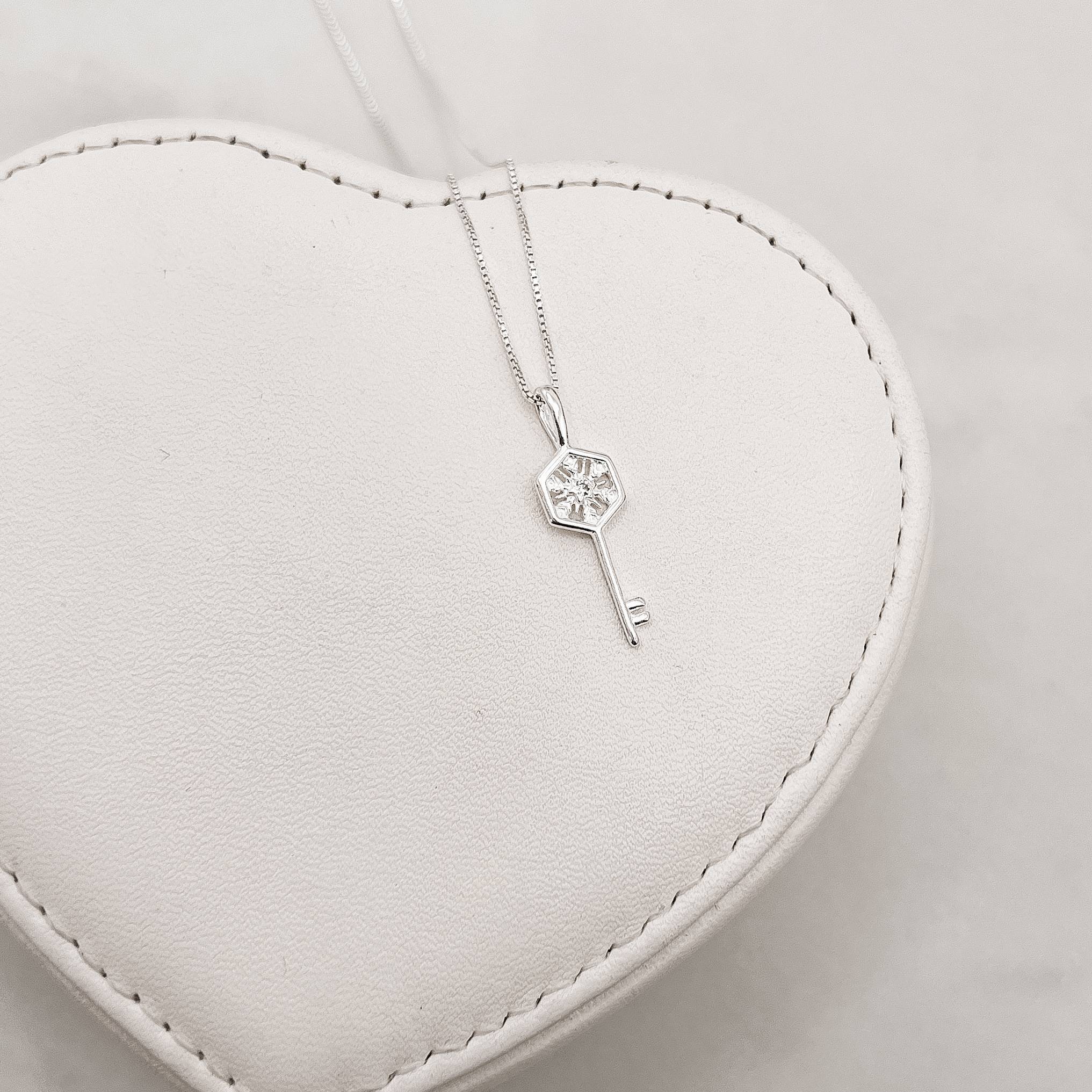 Colar pingente chave detalhe flocos de neve 24mm 45cm