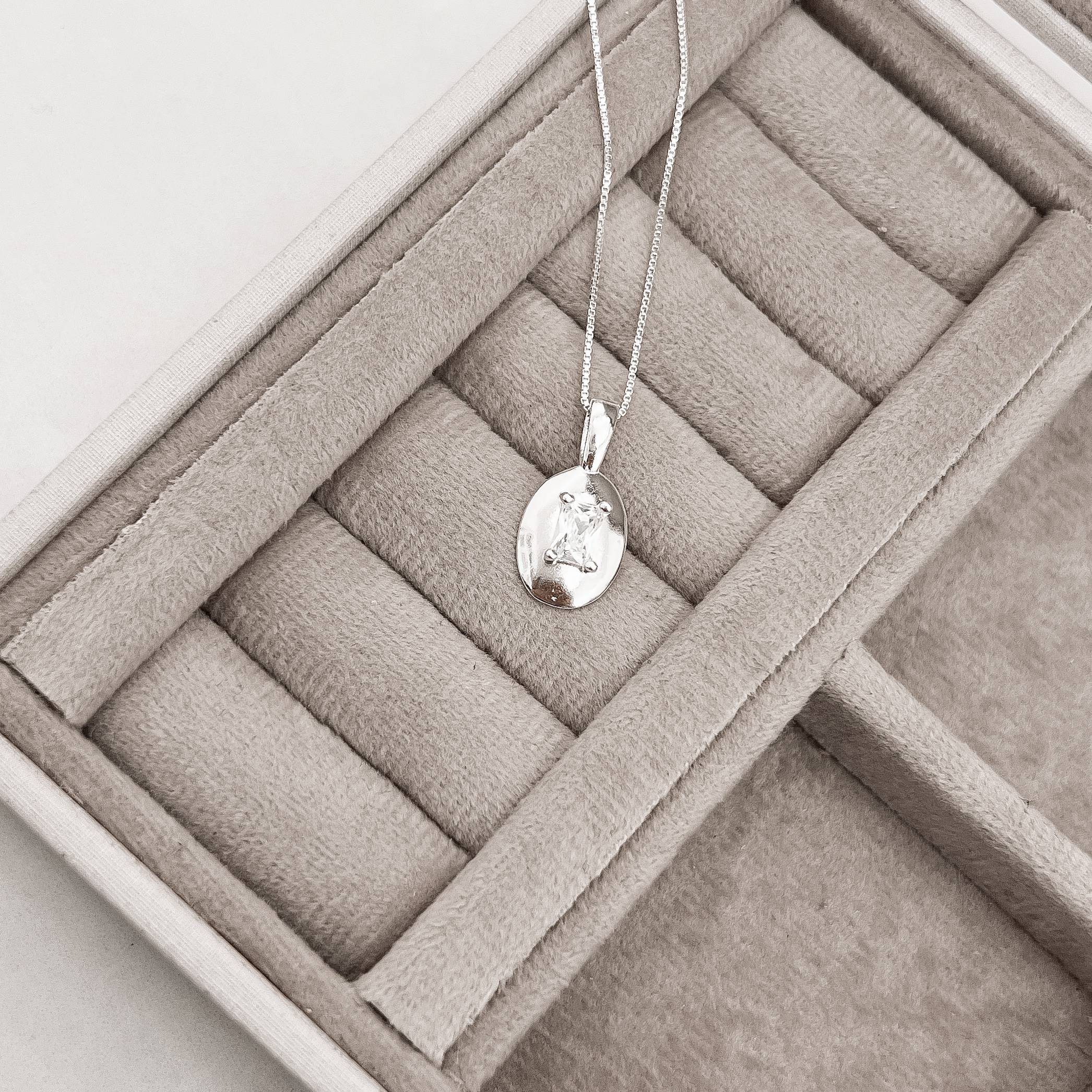 Colar pingente medalha zircônia retangular 14mm 45cm