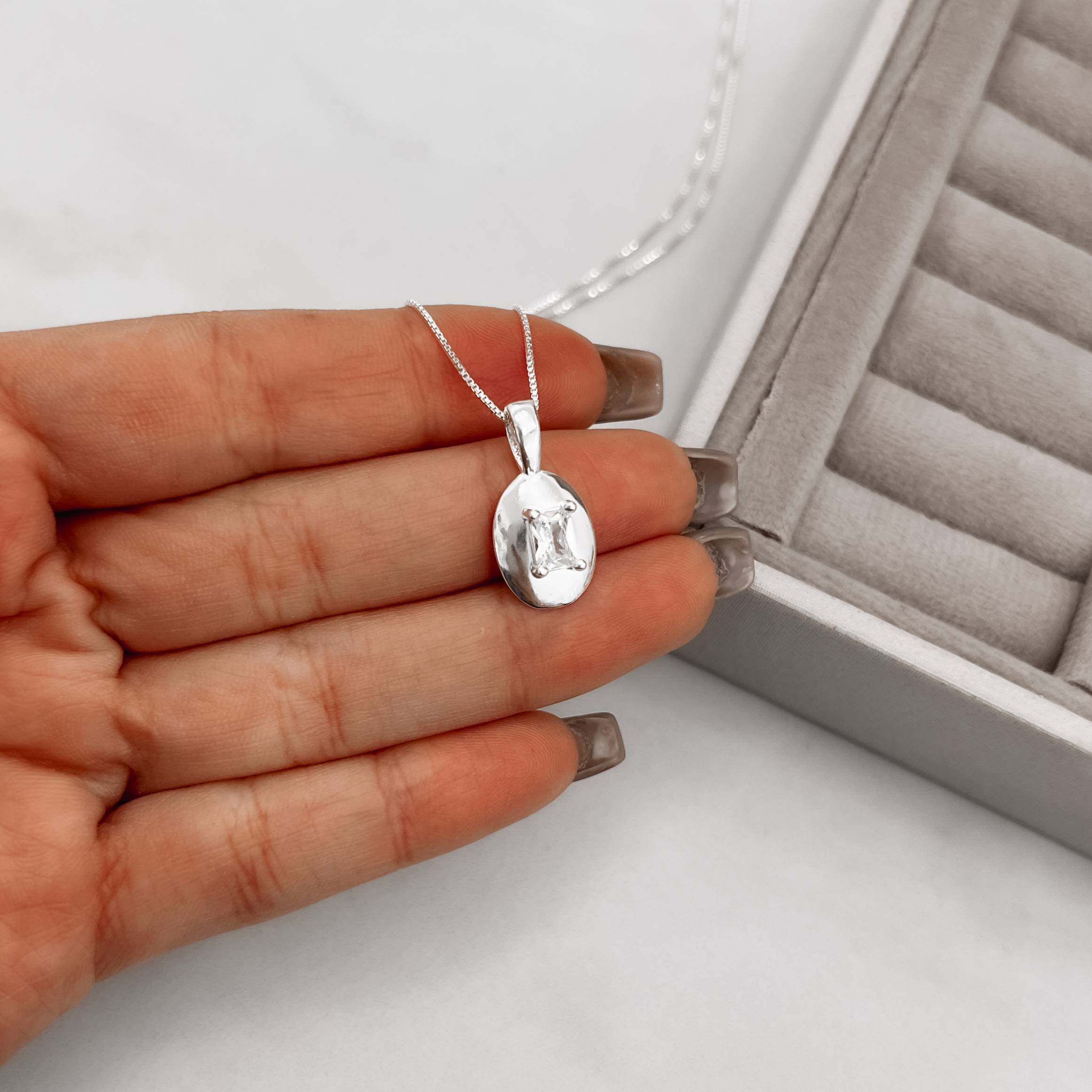 Imagem Secundária Colar pingente medalha zircônia retangular 14mm 45cm