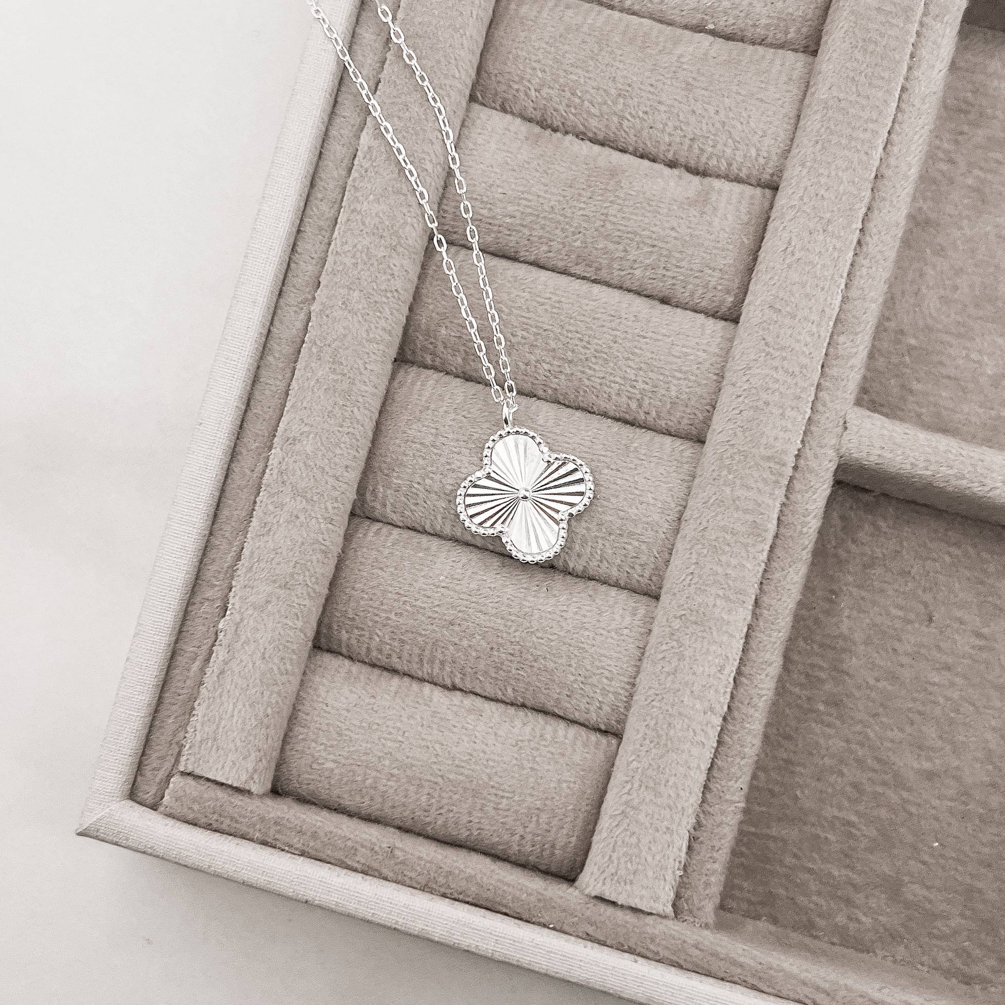 Colar pingente trevo vinco com bolinhas 14mm corrente cadeado 45+5cm