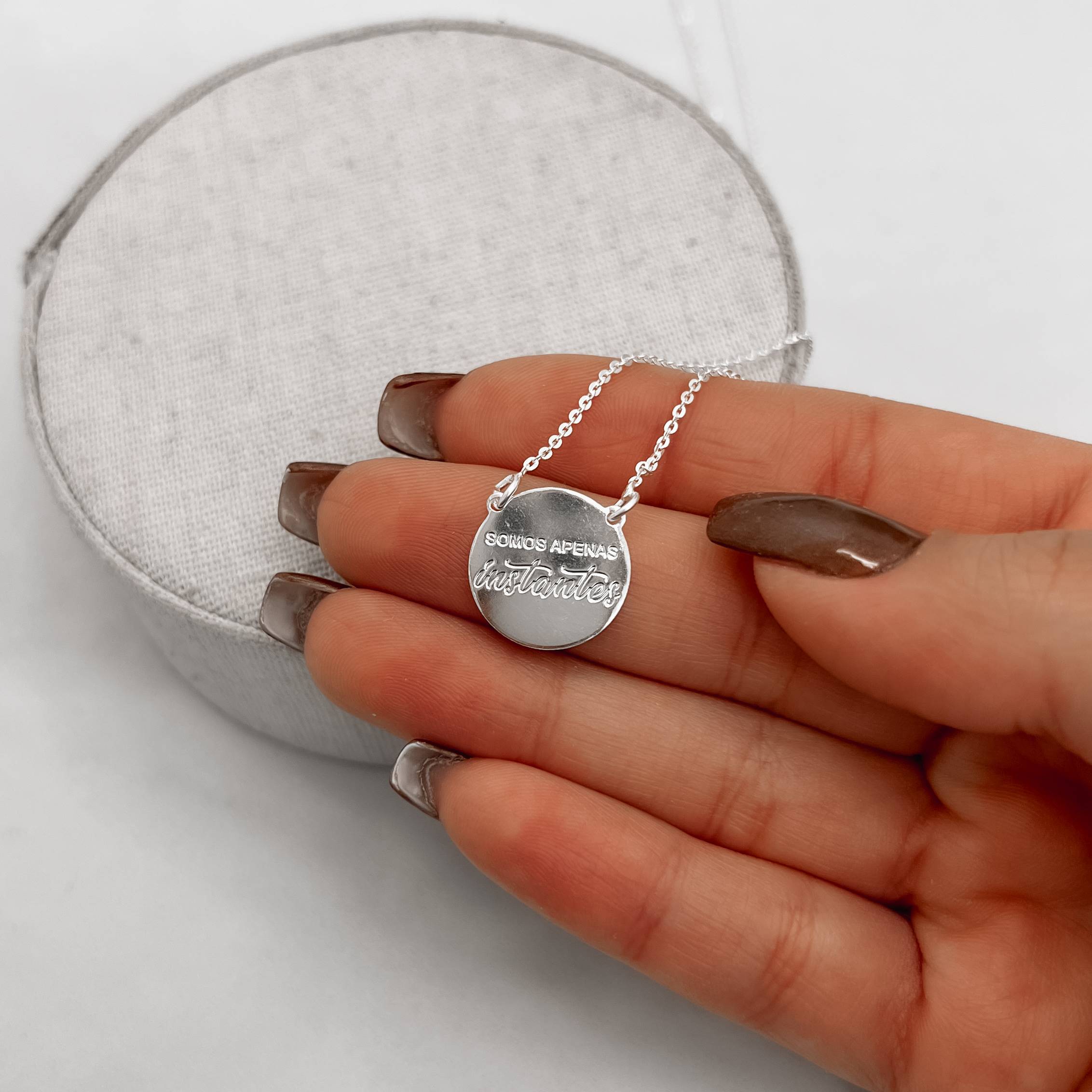 Colar medalha somos apenas instantes 15mm corrente cadeado 40cm com alongadora