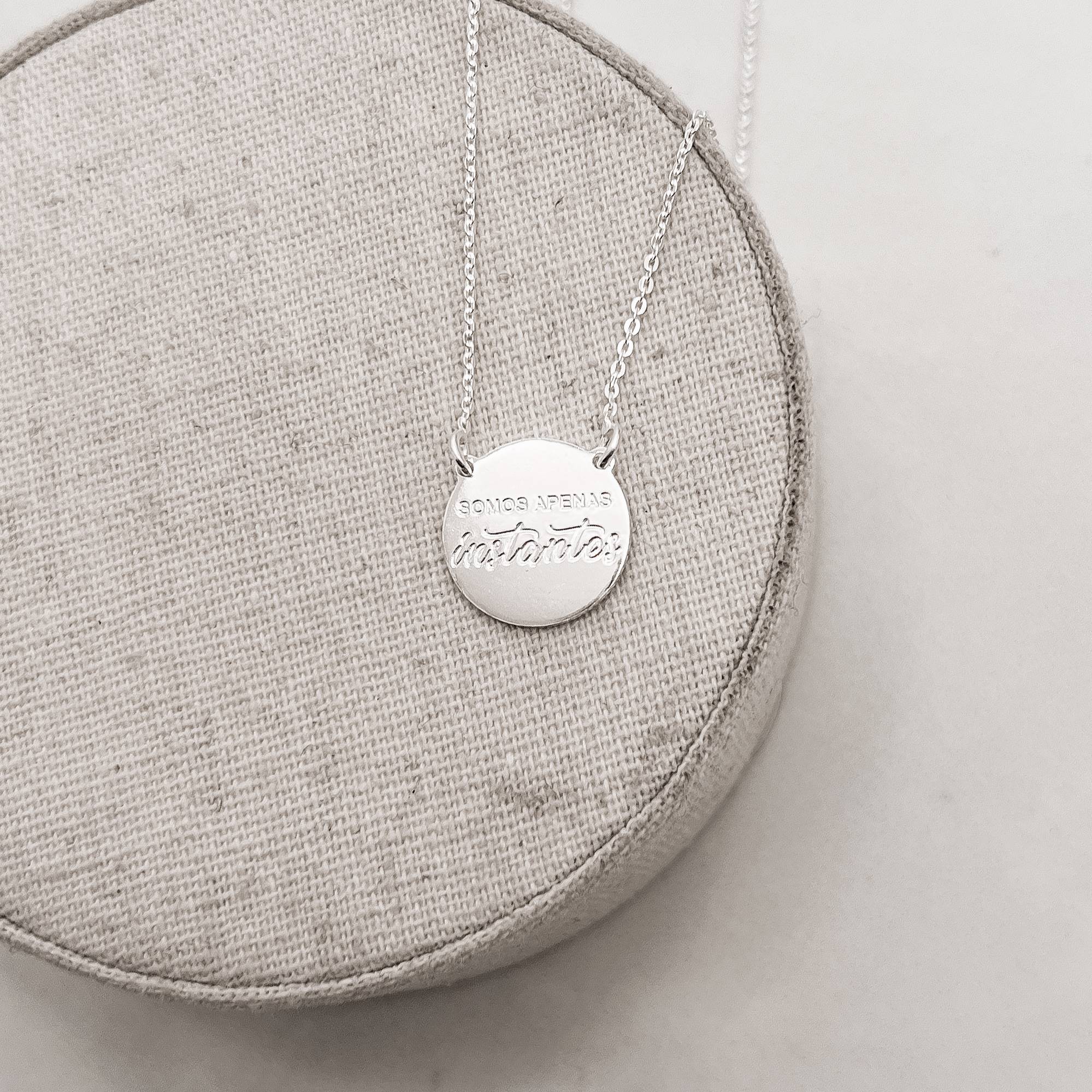 Imagem Secundária Colar medalha somos apenas instantes 15mm corrente cadeado 40cm com alongadora