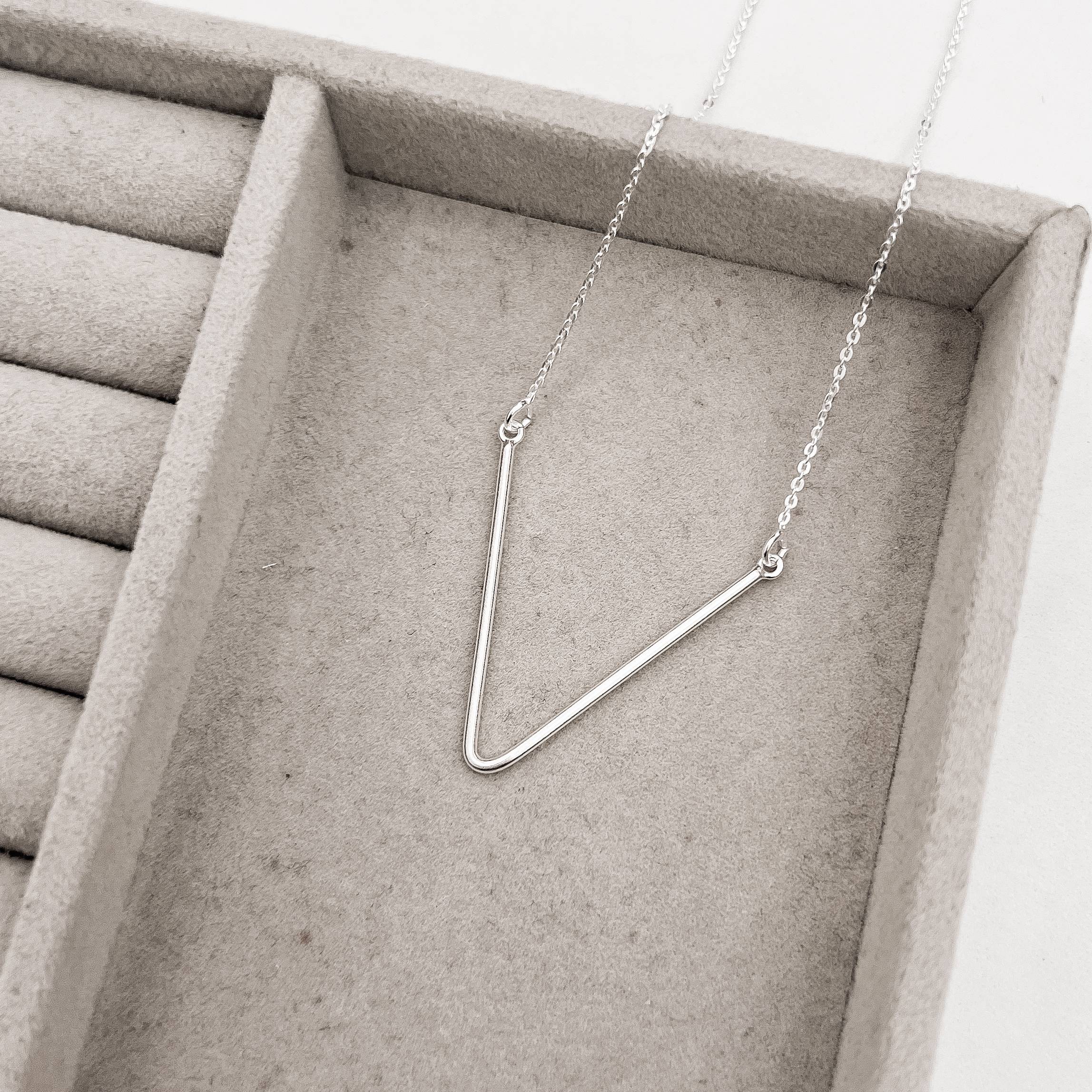 Imagem Secundária Colar V 32mm corrente cadeado 40cm com alongadora