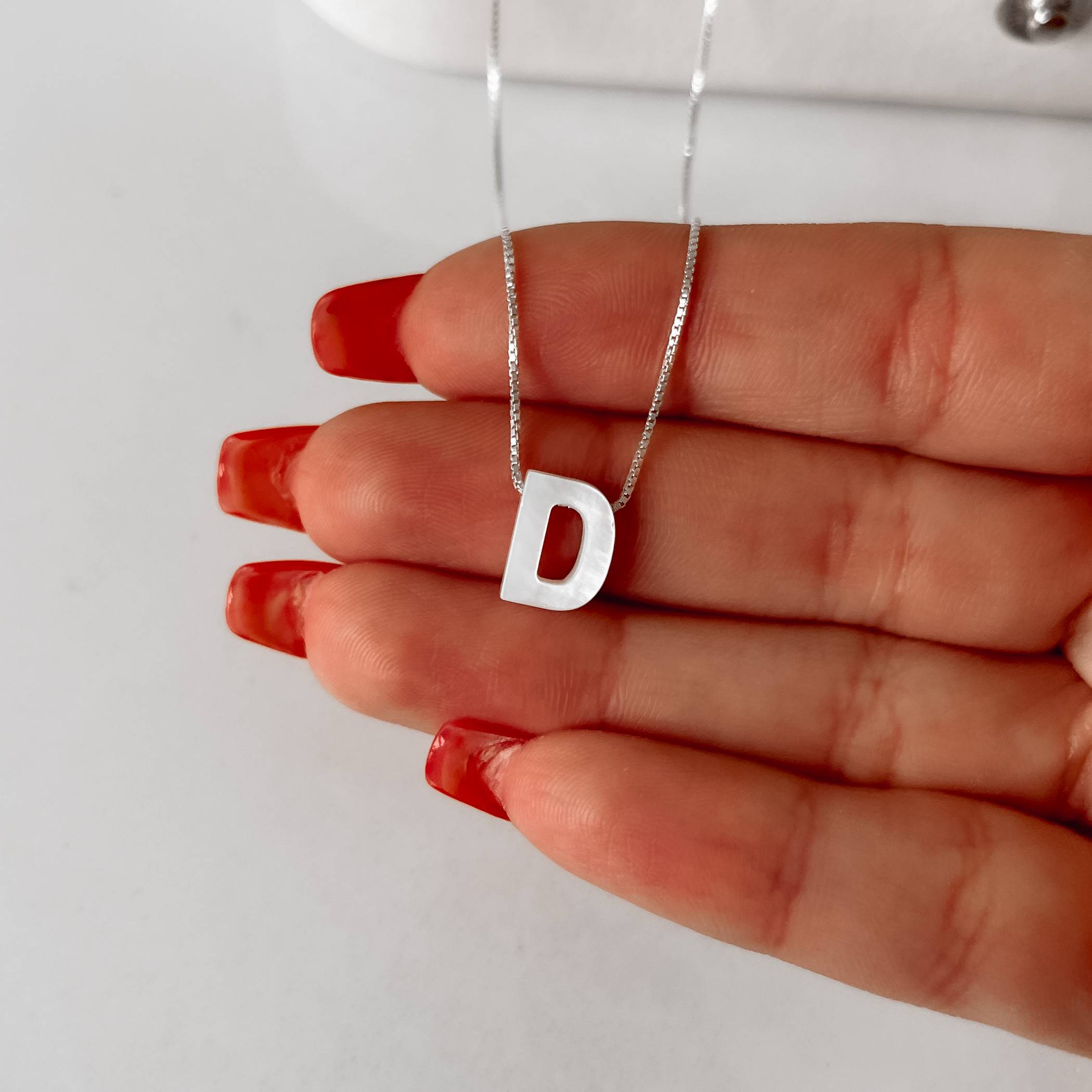 Colar madrepérola letra D 45cm